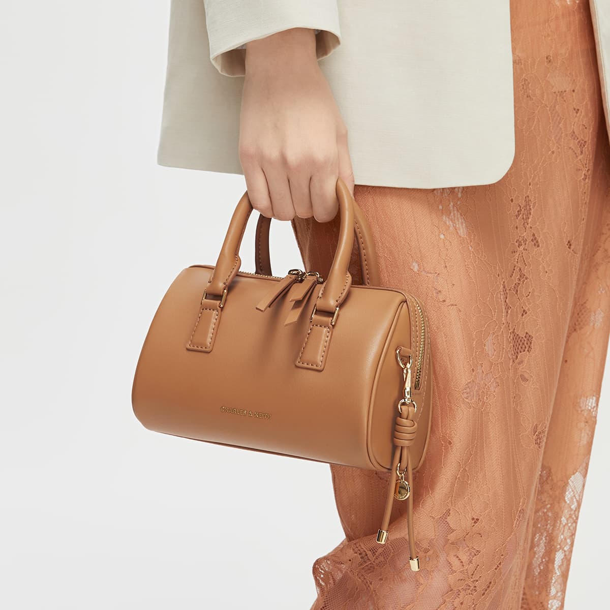 Сумка CHARLES&KEITH Боулинг-сумка Boston с узором узла и молнией, PU, через плечо, маленький размер, женская, кремово-молочный белый/рыжевато-коричневый/светло-розовый - изображение 4