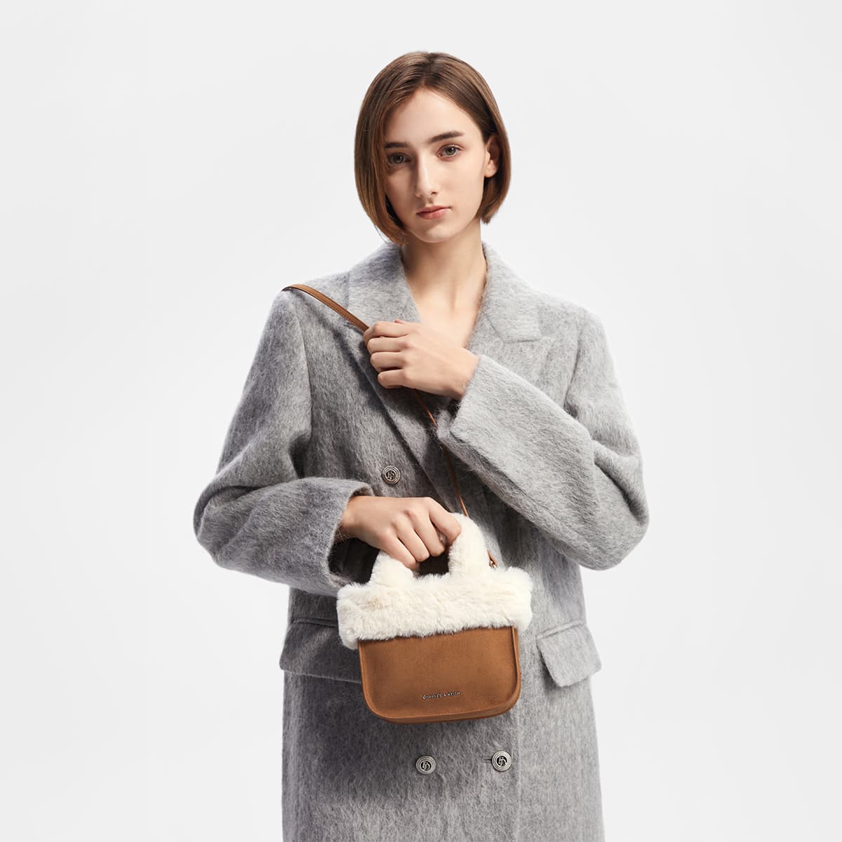 Сумка CHARLES&KEITH Мягкая сумка-тоут из искусственного меха PU с тканевыми вставками, Орех, Ручная сумка, Сумка через плечо, Обычный размер, Женский, Коричневый/бежевый/розовый - изображение 5