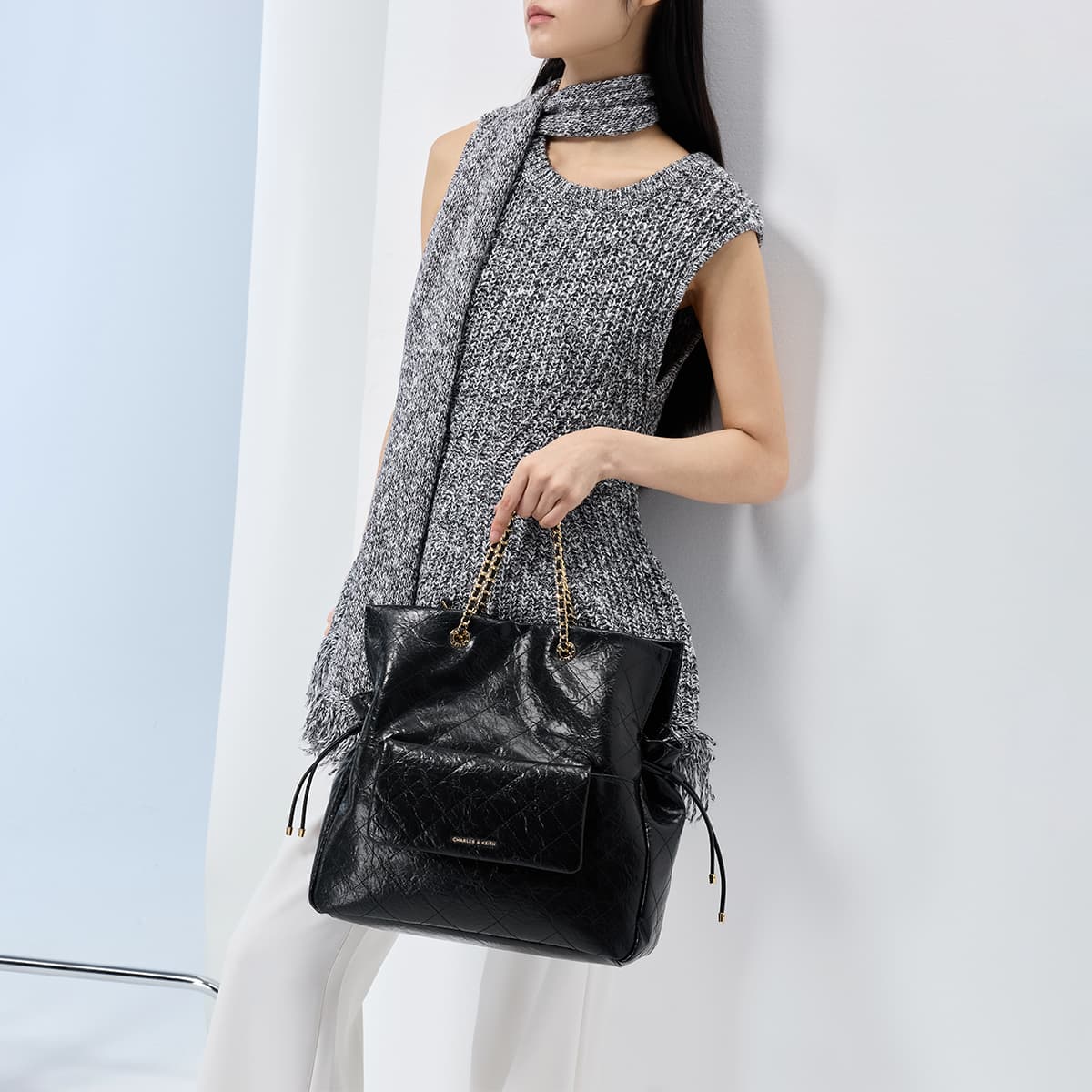 Рюкзак CHARLES&KEITH Летний Привлекательный Рюкзак С Ромбовидным Узором И Шнурком PU Сумки Через Плечо Большой Женский Черный/Кремово-молочный Белый - изображение 7