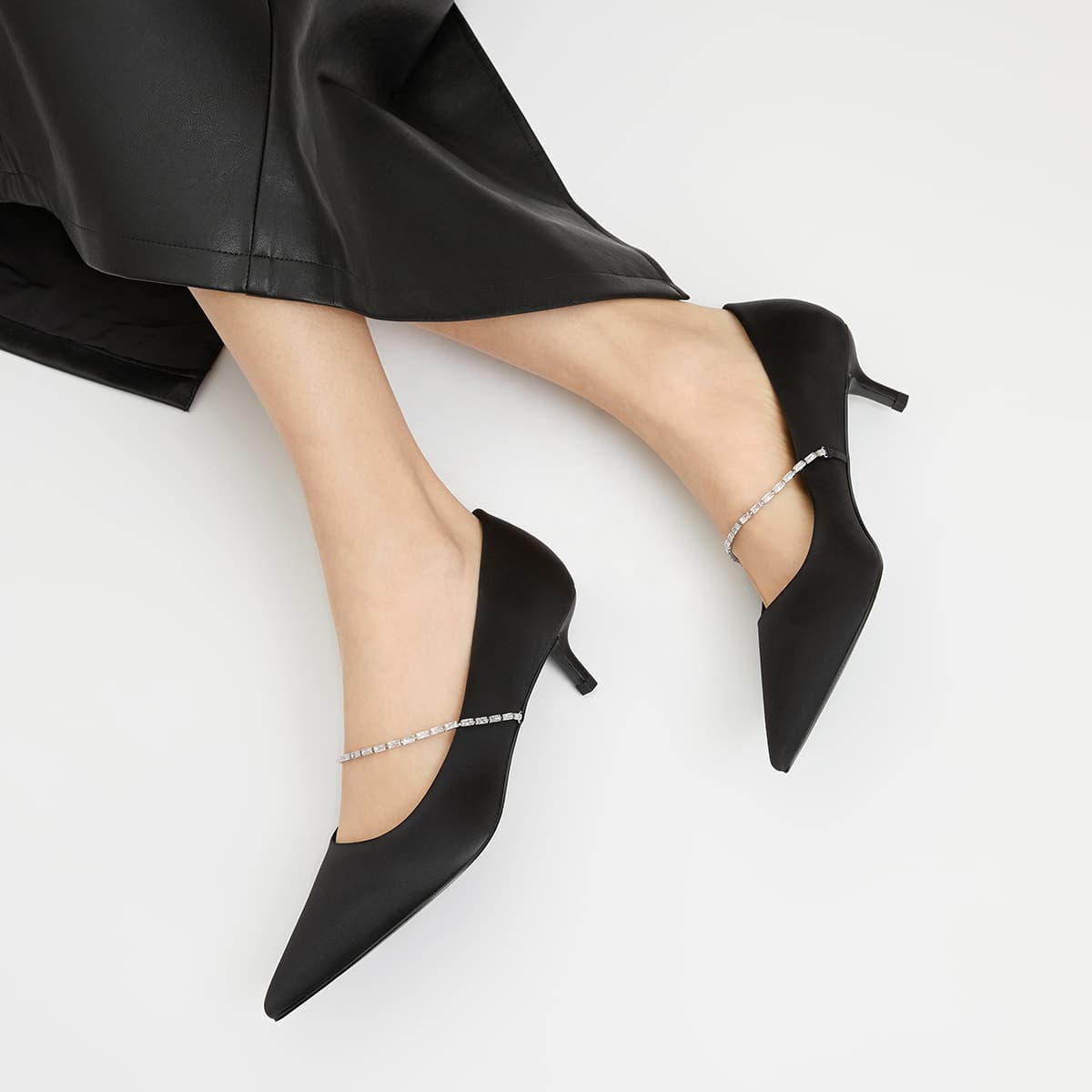 Тапочки CHARLES&KEITH Женские повседневные туфли с острым носом, стразами и цепочкой на каблуке 4,5 см - изображение 5