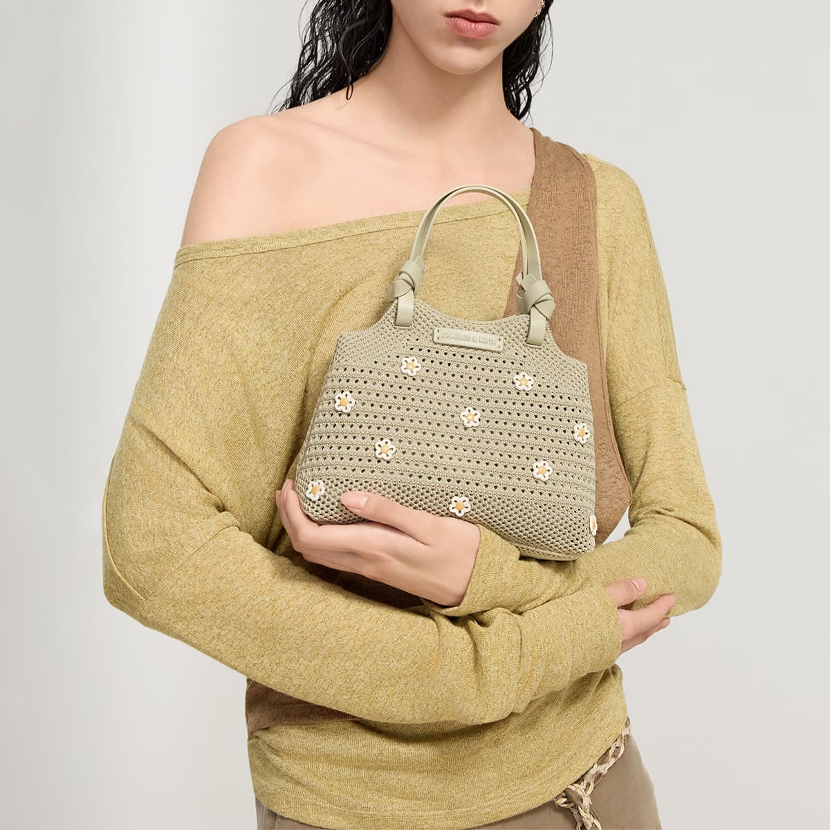 Сумка CHARLES&KEITH Тканая сумка-тоут с цветочным принтом из PU материала, маленький размер, серо-оливковый - изображение 4