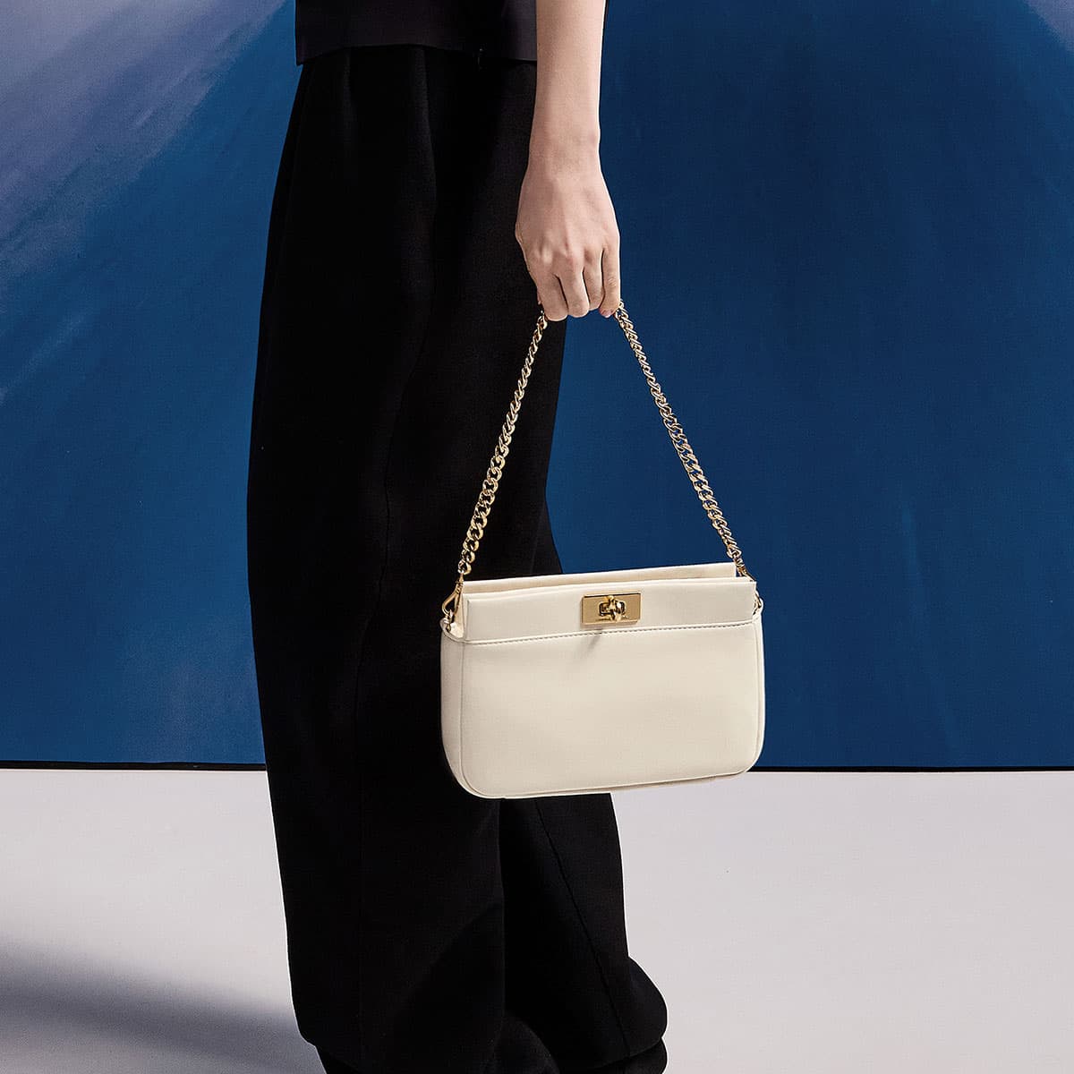 Сумка через плечо CHARLES&KEITH Мягкая минималистичная повседневная сумка через плечо с замком PU, маленький размер, женская, кремово-молочный белый/черный/темно-коричневый - изображение 6