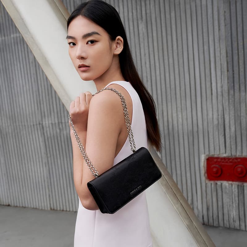 Сумка через плечо Charles & Keith Satin Chain Crossbody Bag - изображение 4