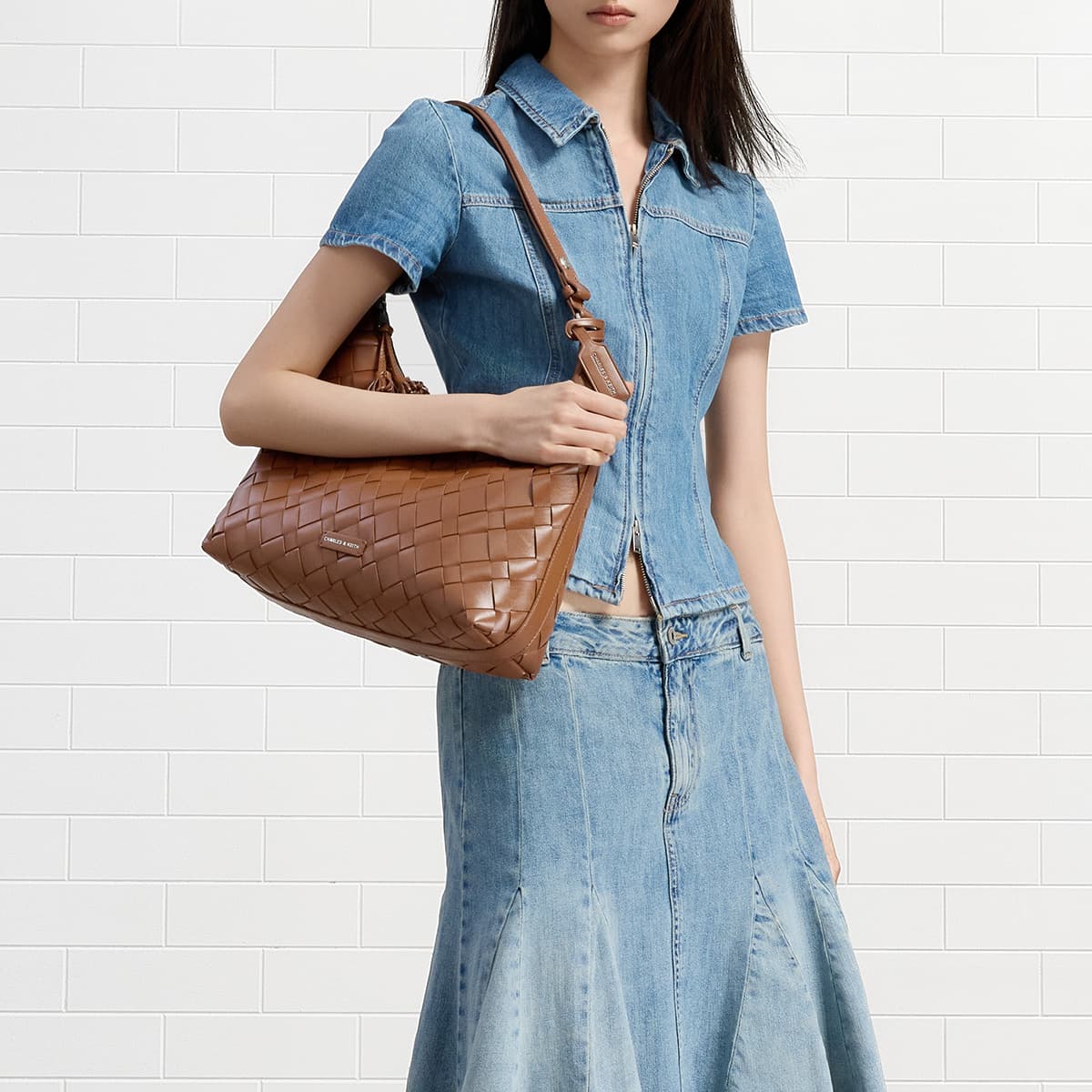 Мини-сумка CHARLES&KEITH Сумка-тоут из PU среднего размера с большим основным отделением, молочно-белый/шоколадный/черный - изображение 4