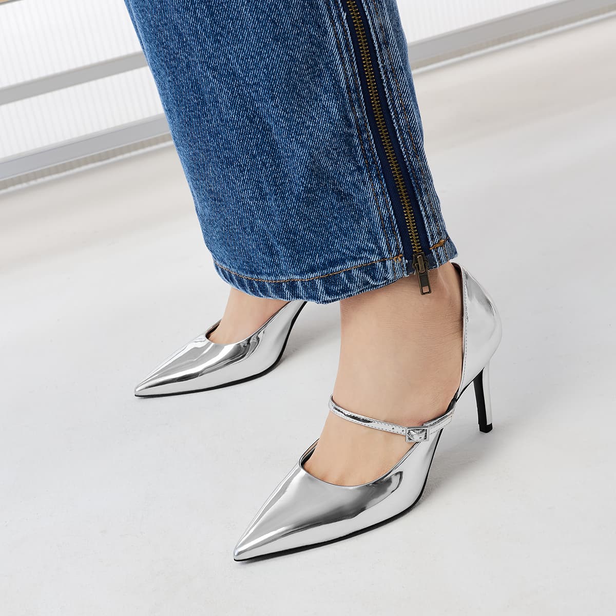 Туфли CHARLES&KEITH Женские туфли на узком каблуке 8,1 см с заостренным носком и ремешком, серебристые - изображение 4