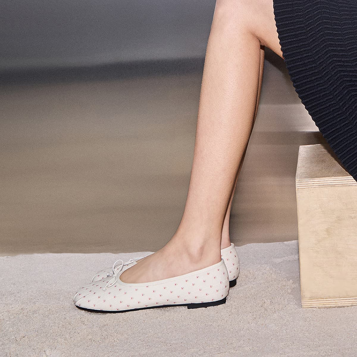 Тапочки CHARLES&KEITH Женские повседневные туфли без подкладки с круглым носком и плоской подошвой из сатина и ткани, около 1 см - изображение 6