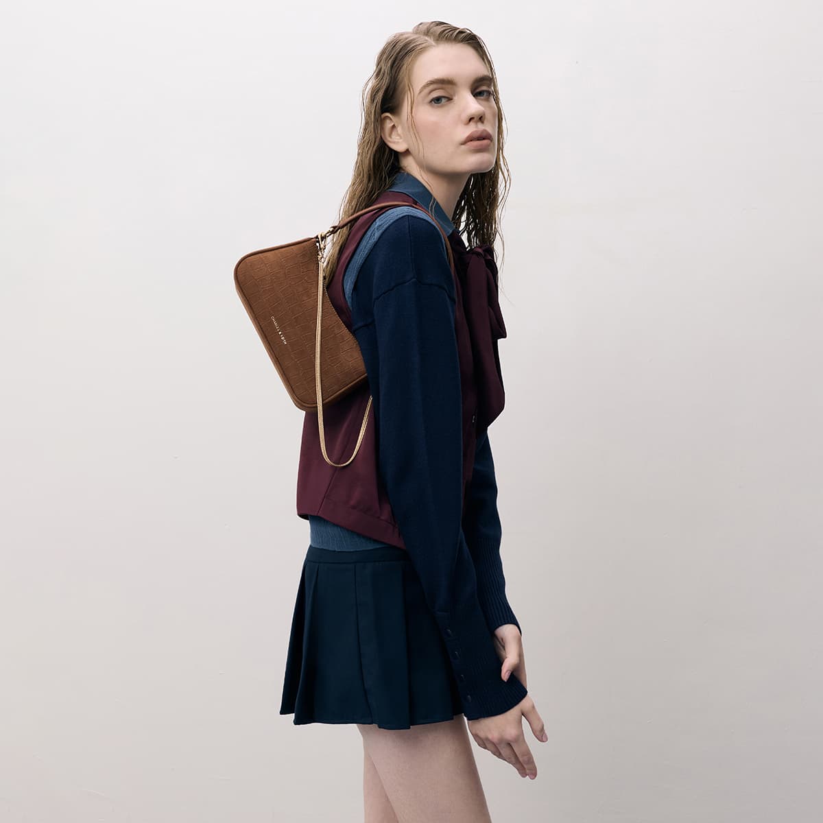 Мини-сумка CHARLES&KEITH Сумка на плечо из искусственной кожи с крокодиловым узором, маленький размер, женская, цвет шоколад/розовый - изображение 4