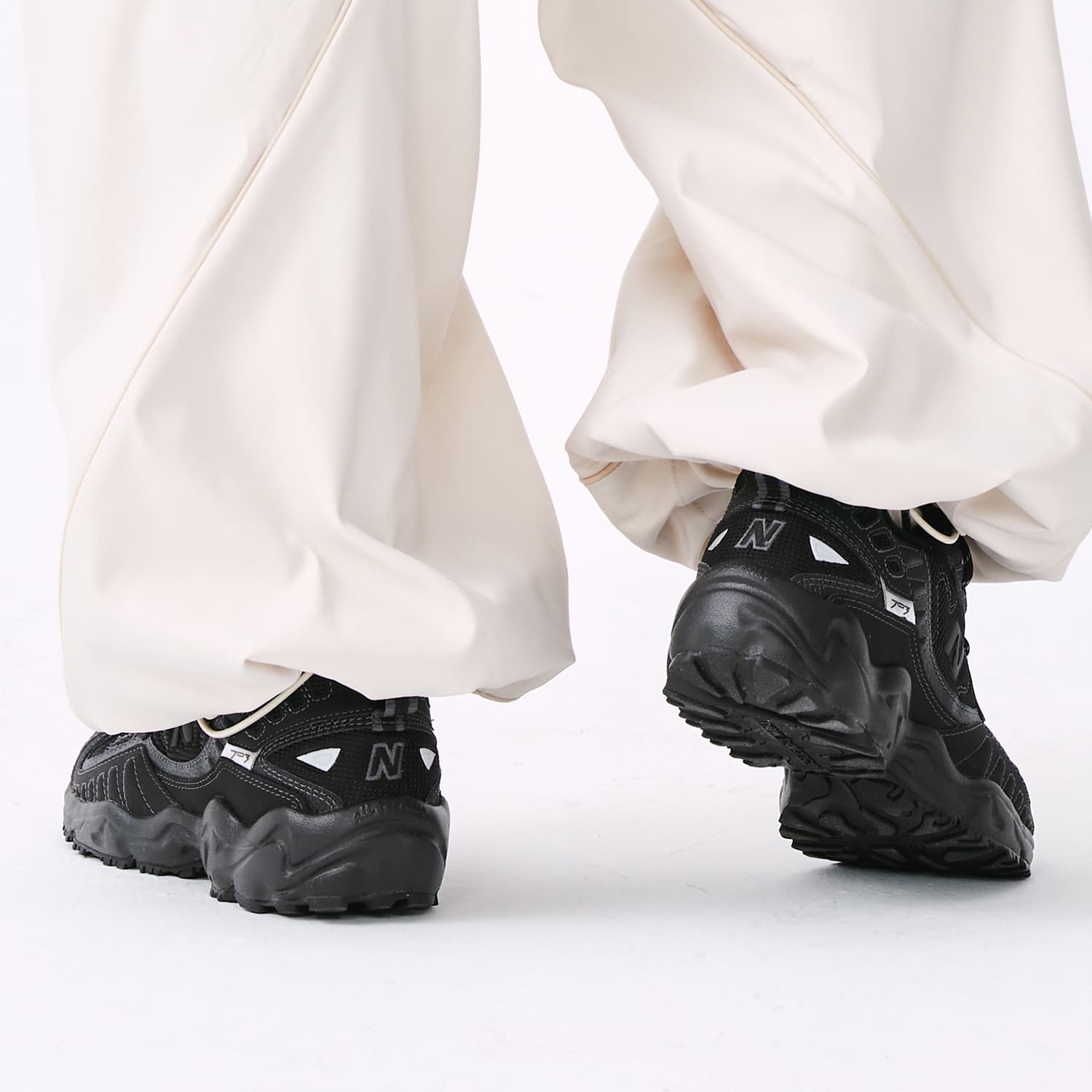 Кроссовки New Balance 703 Black - изображение 8