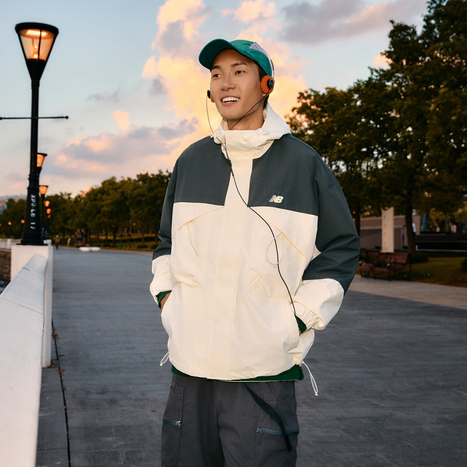 Куртка New Balance Куртки и Пальто Унисекс Черный Белый - изображение 3