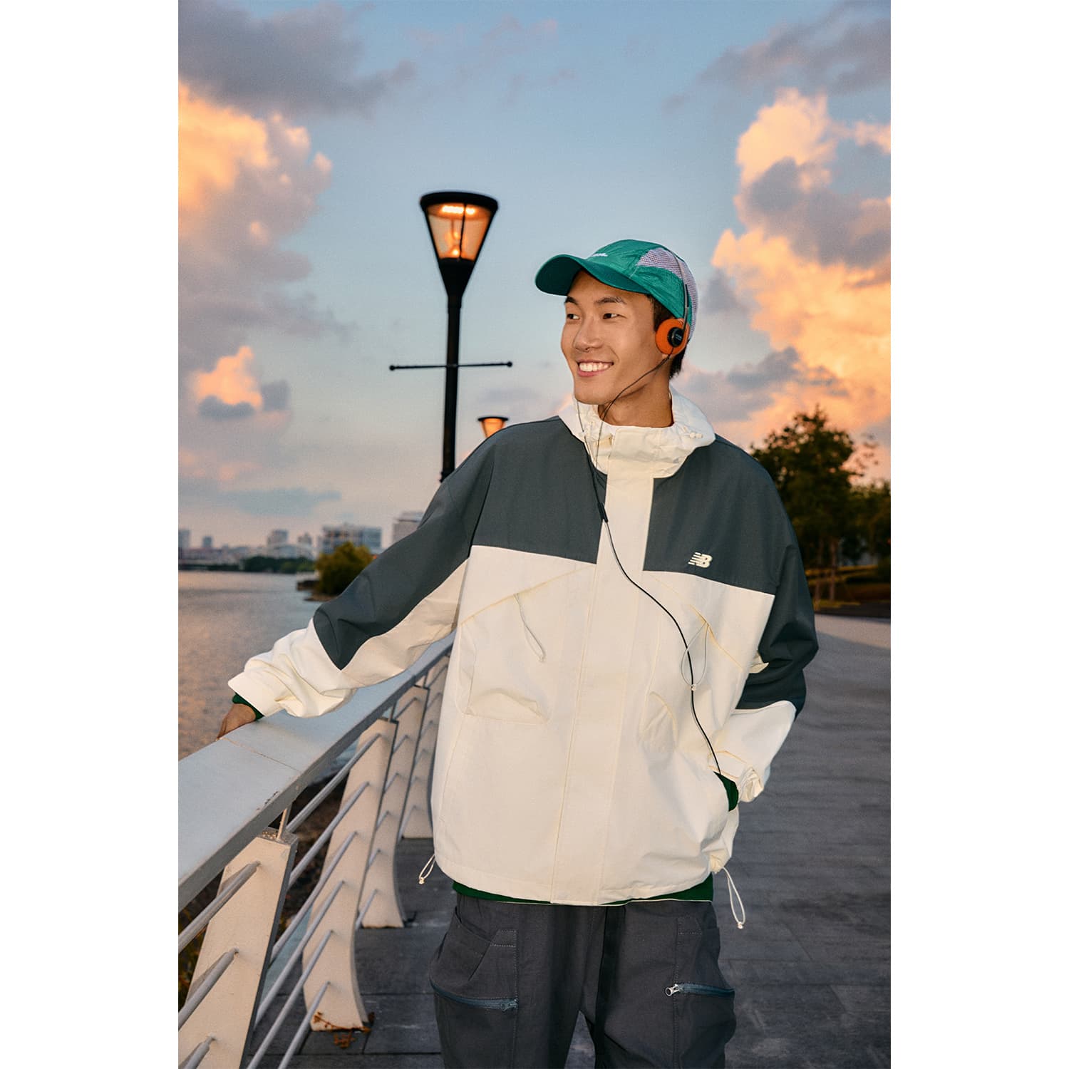 Куртка New Balance Куртки и Пальто Унисекс Черный Белый - изображение 8