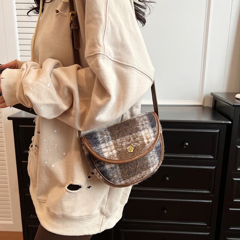 Сумка через плечо NOMK Wool Plaid Saddle Bag - изображение 3