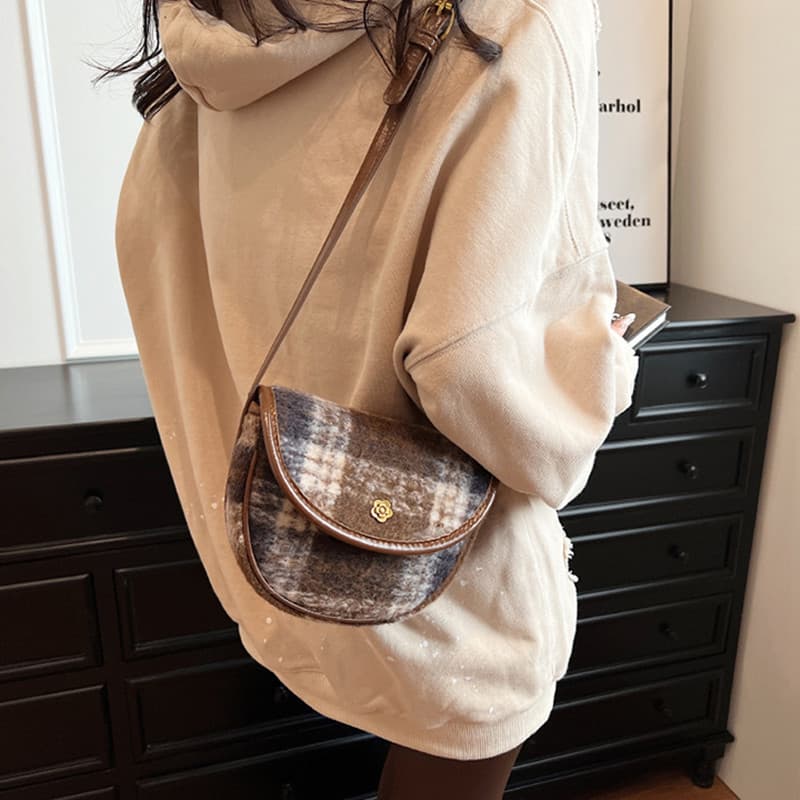Сумка через плечо NOMK Wool Plaid Saddle Bag - изображение 2