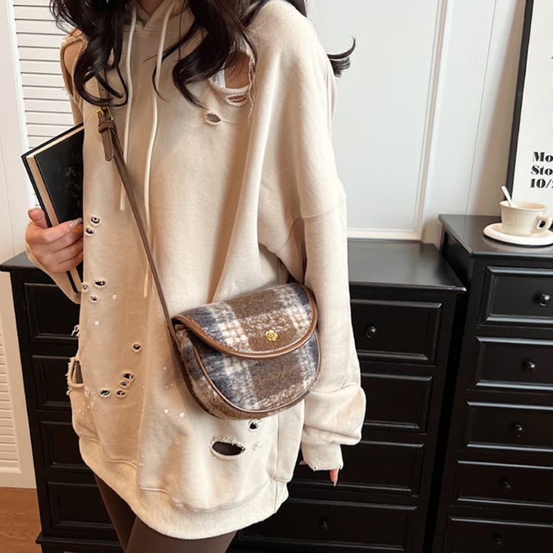 Сумка через плечо NOMK Wool Plaid Saddle Bag - изображение 4