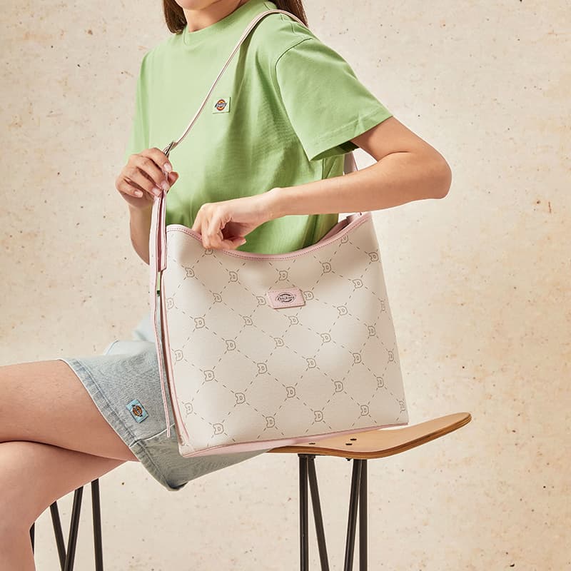 Сумка через плечо Dickies PVC Crossbody Bag Стандартная Женская Бежевая Абрикосовая Серая - изображение 8