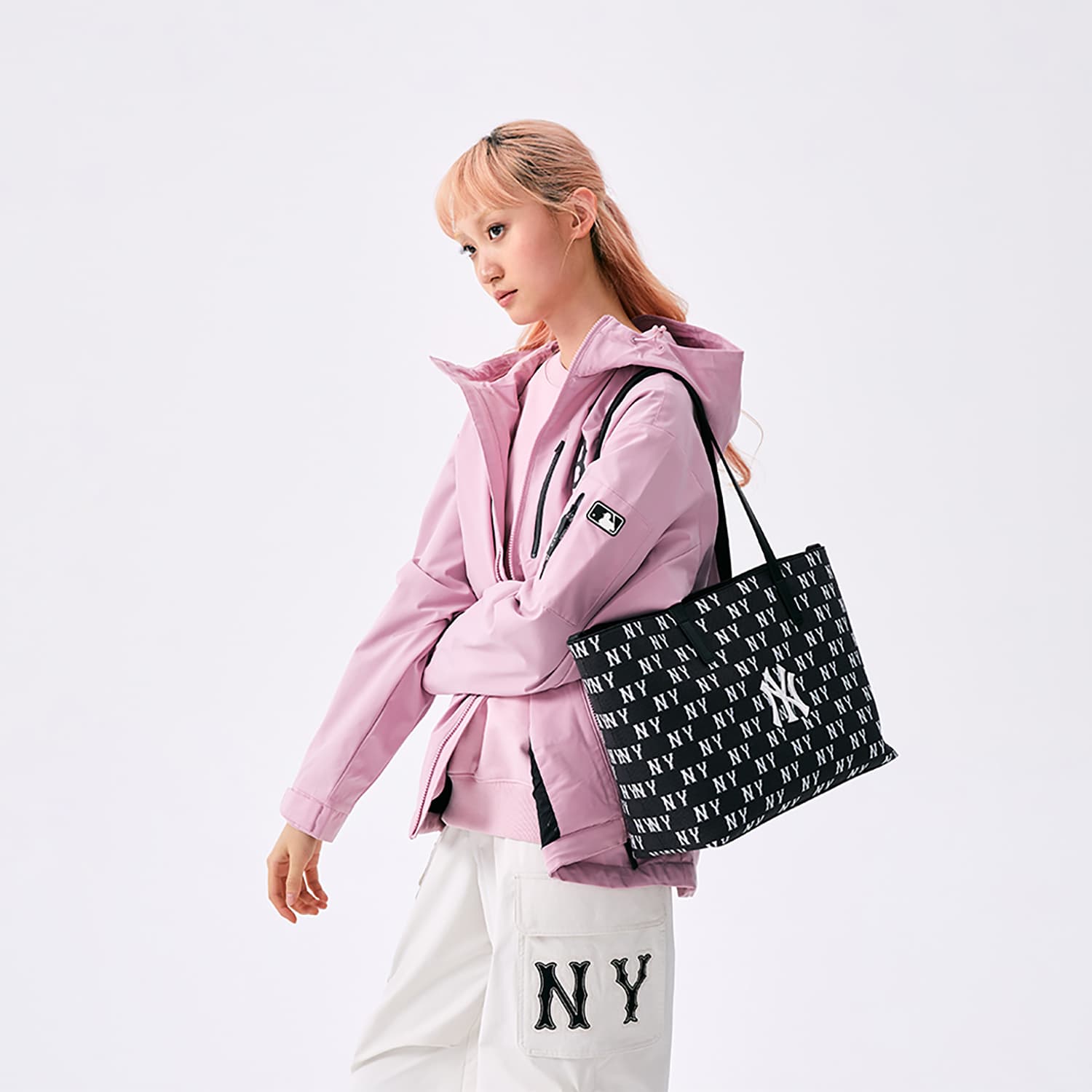 Мини-сумка MLB New York Yankees Monogram Полиэстеровая сумка для ноутбука Унисекс Черная - изображение 6