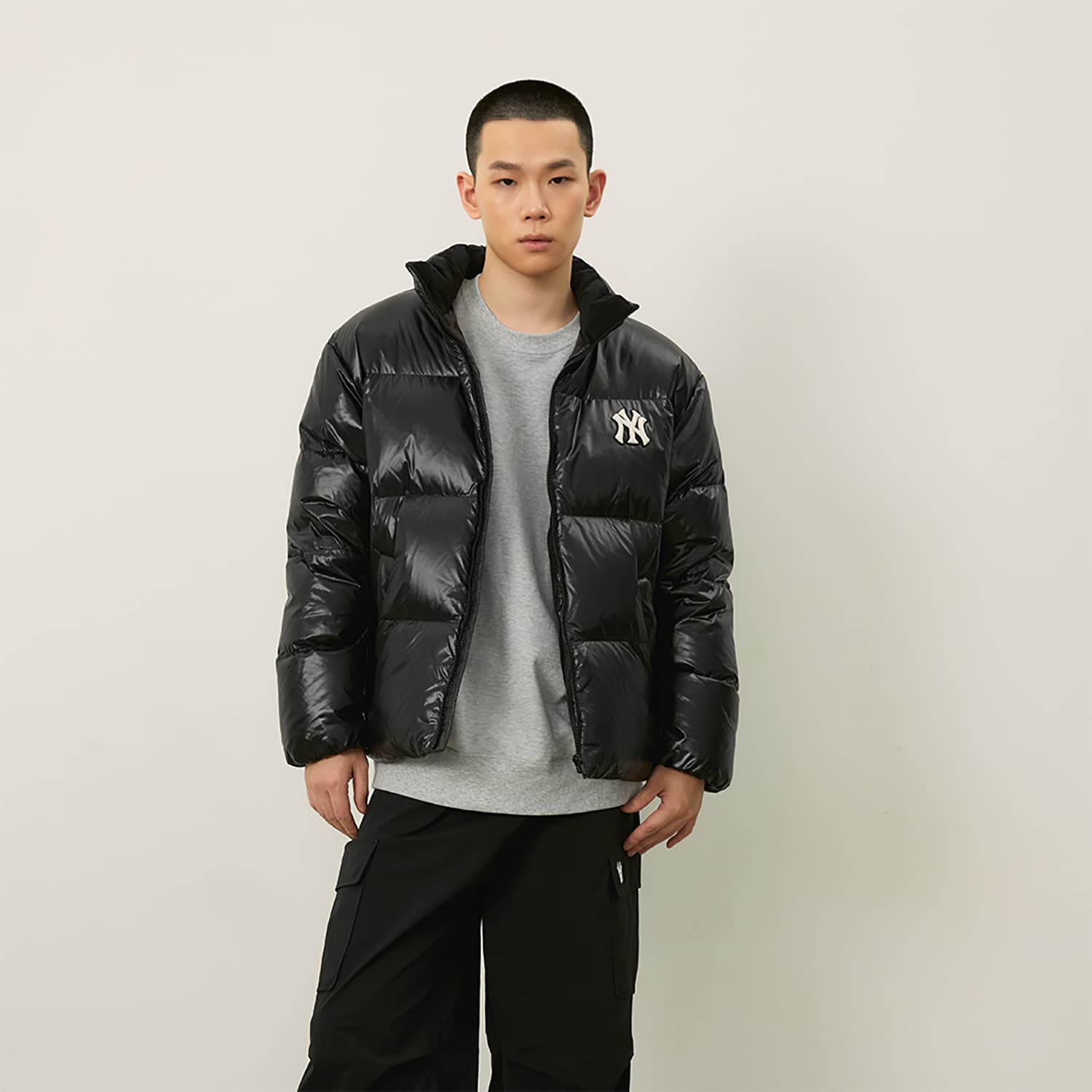 Зимняя куртка MLB New York Yankees Basic Collection FW24 Мужской пуховик черного цвета - изображение 4