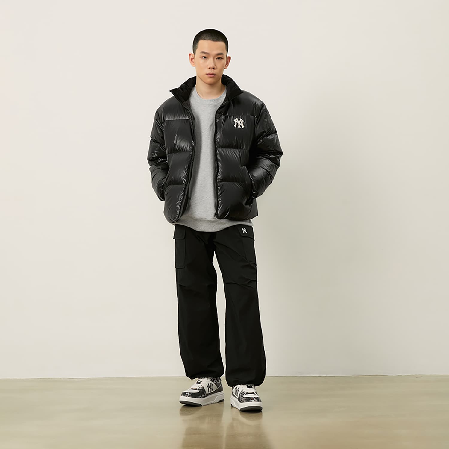 Зимняя куртка MLB New York Yankees Basic Collection FW24 Мужской пуховик черного цвета - изображение 5