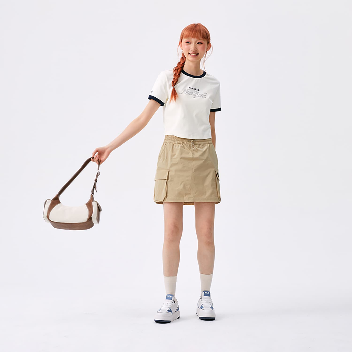 Футболка MLB Preppy Style Collection New York Yankees SS25 Стандартная рукавная футболка женская кремовая - изображение 5