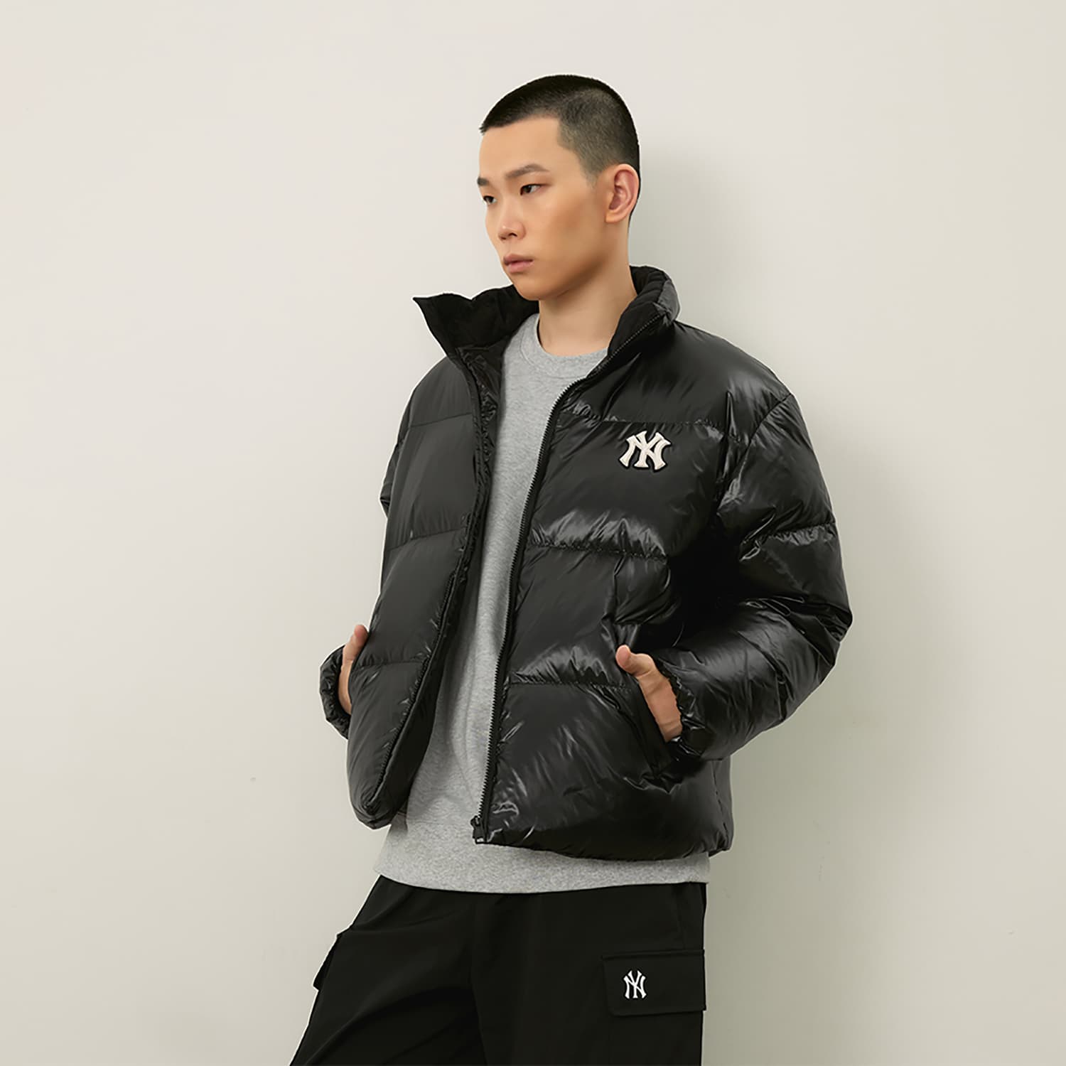 Зимняя куртка MLB New York Yankees Basic Collection FW24 Мужской пуховик черного цвета - изображение 3