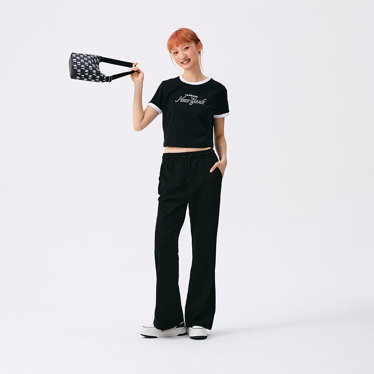 Футболка MLB Preppy Style Collection New York Yankees SS25 Стандартная рукавная футболка женская черная - изображение 5