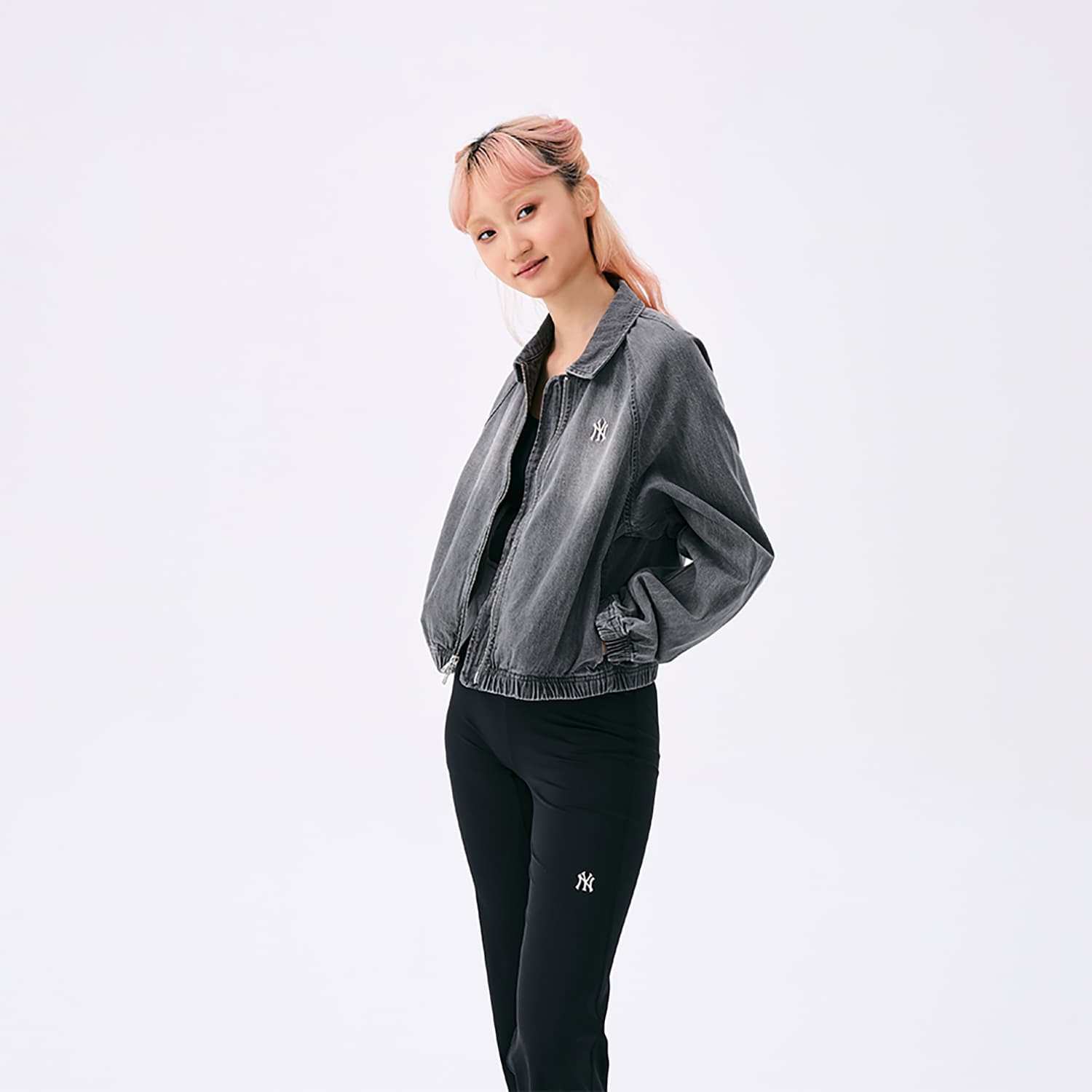 Куртка MLB Preppy Style Collection New York Yankees SS25 Куртки и Пальто Женские Серые - изображение 4