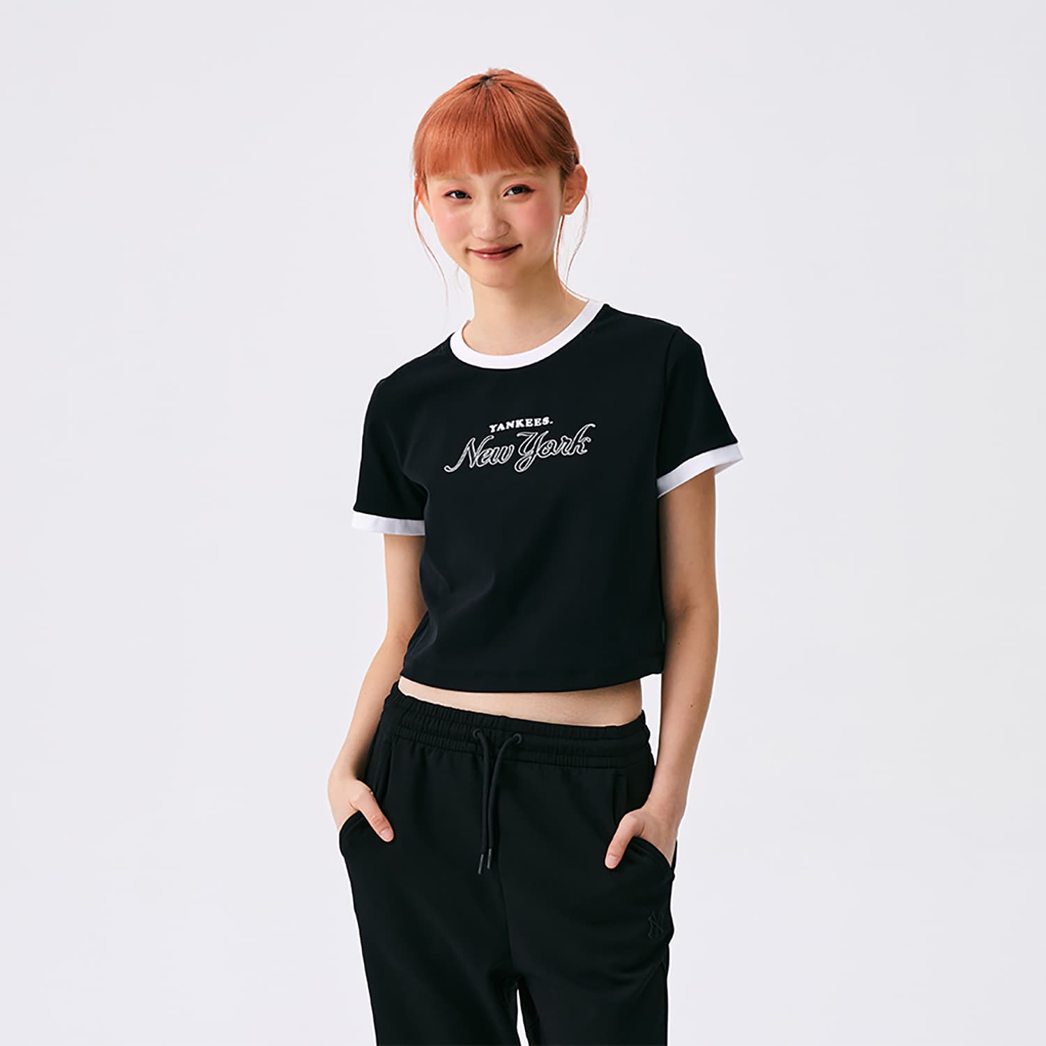 Футболка MLB Preppy Style Collection New York Yankees SS25 Стандартная рукавная футболка женская черная - изображение 3