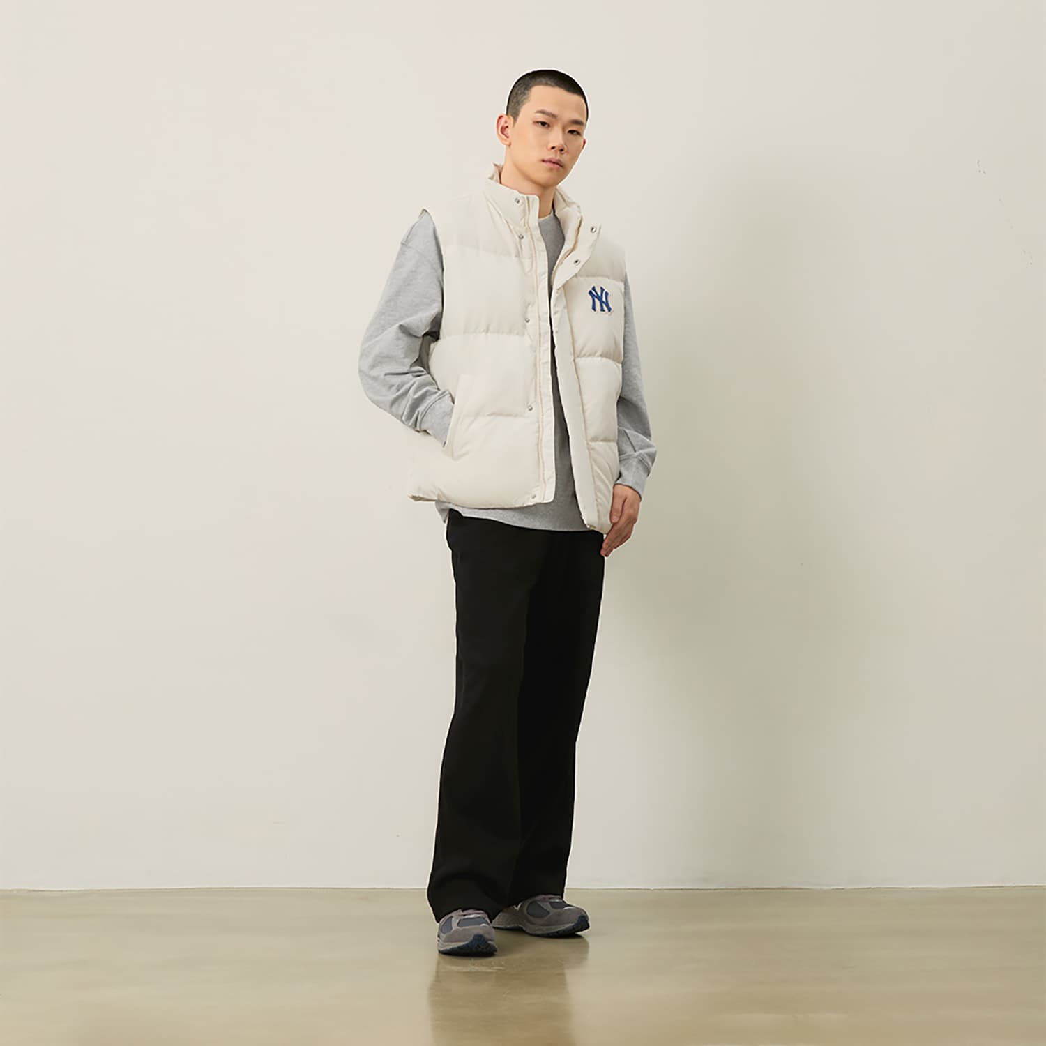Куртка MLB Preppy Style Collection New York Yankees Пуховый жилет Унисекс Темный крем - изображение 3