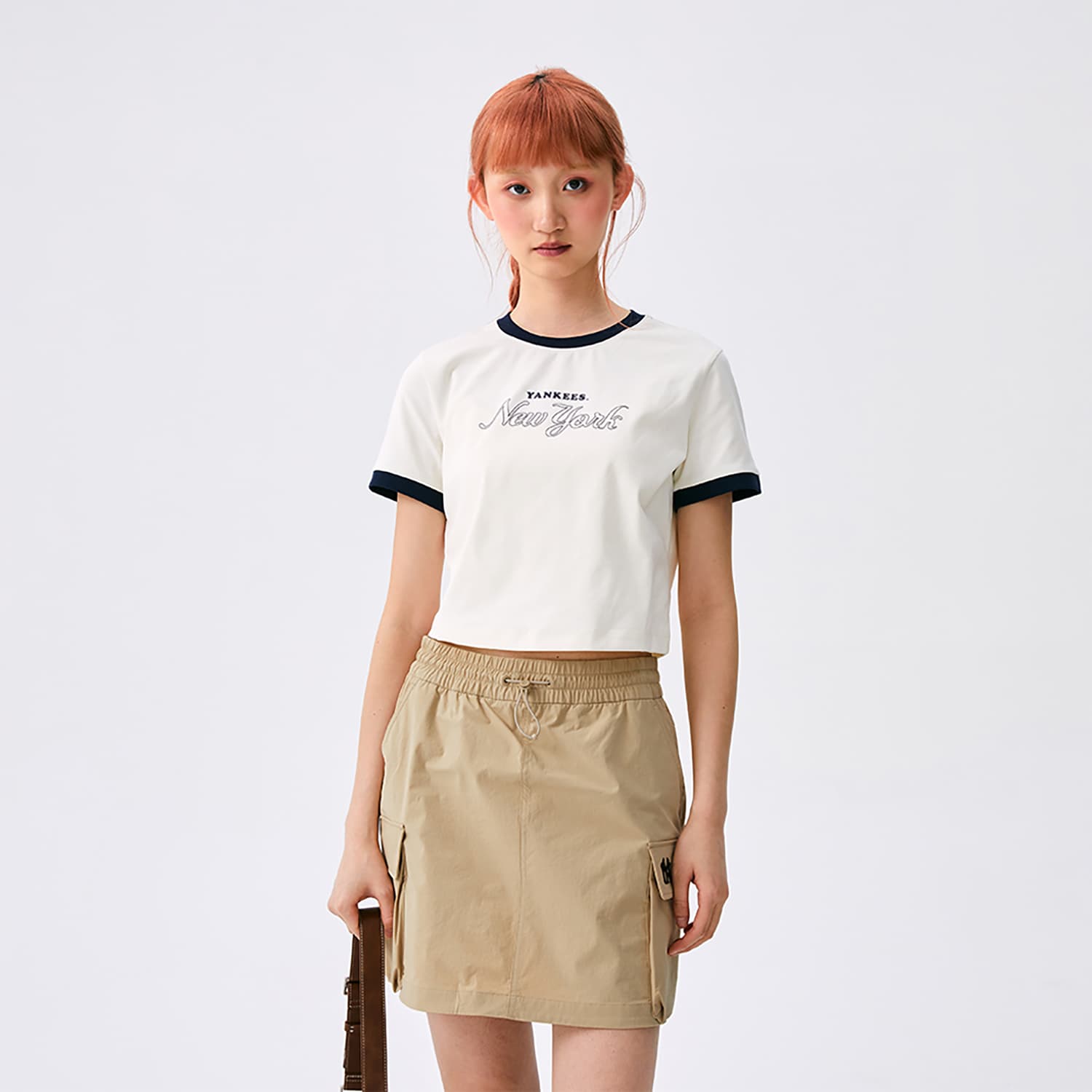 Футболка MLB Preppy Style Collection New York Yankees SS25 Стандартная рукавная футболка женская кремовая - изображение 4