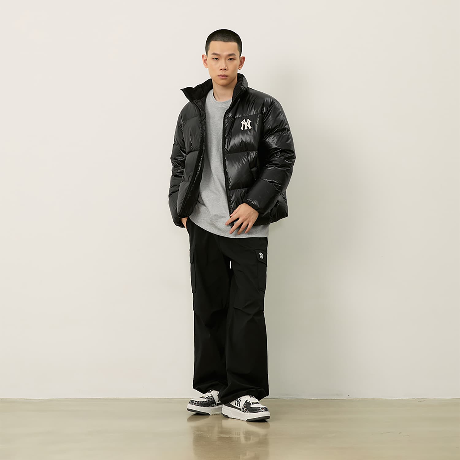 Зимняя куртка MLB New York Yankees Basic Collection FW24 Мужской пуховик черного цвета - изображение 6