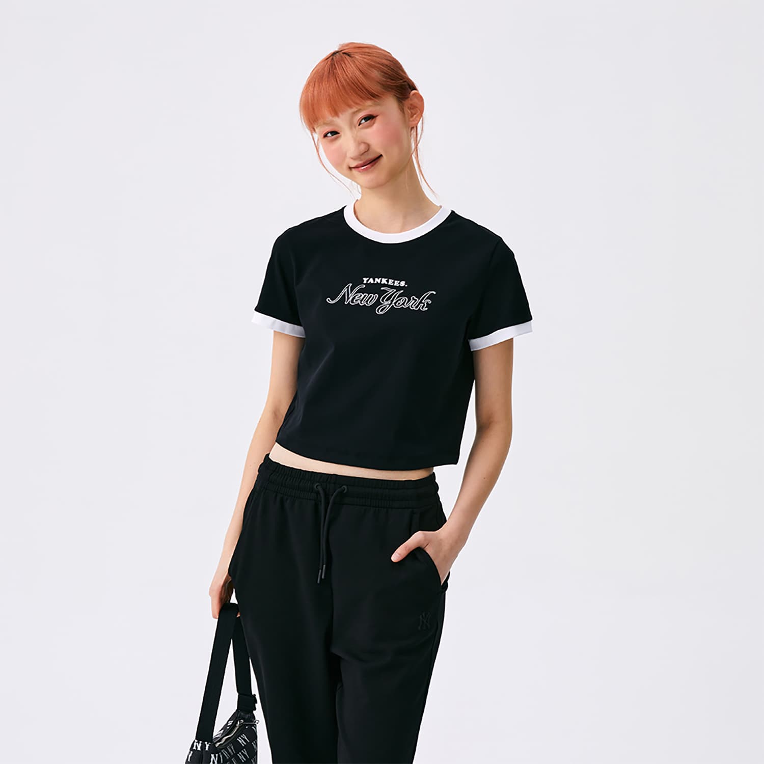 Футболка MLB Preppy Style Collection New York Yankees SS25 Стандартная рукавная футболка женская черная - изображение 4