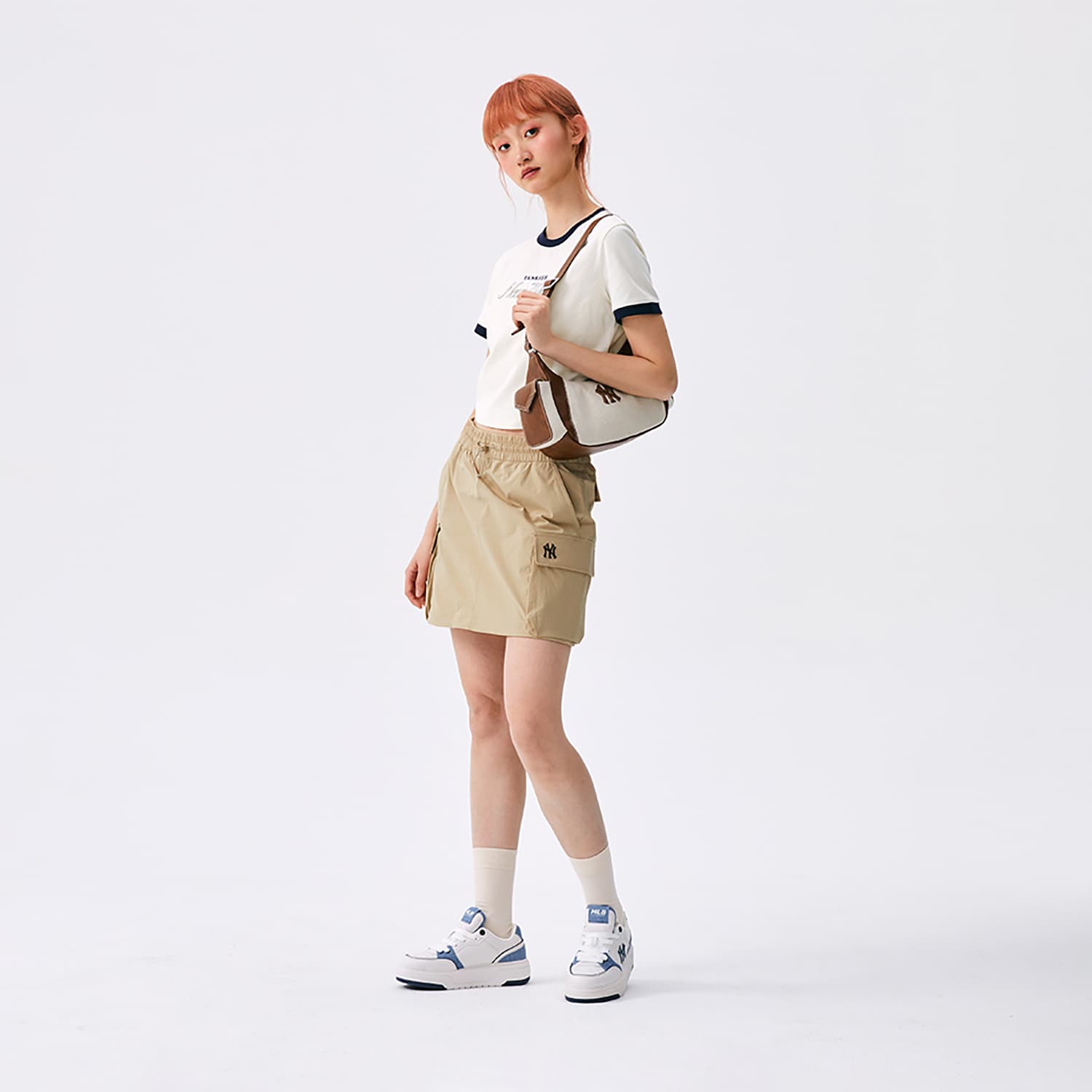 Футболка MLB Preppy Style Collection New York Yankees SS25 Стандартная рукавная футболка женская кремовая - изображение 6