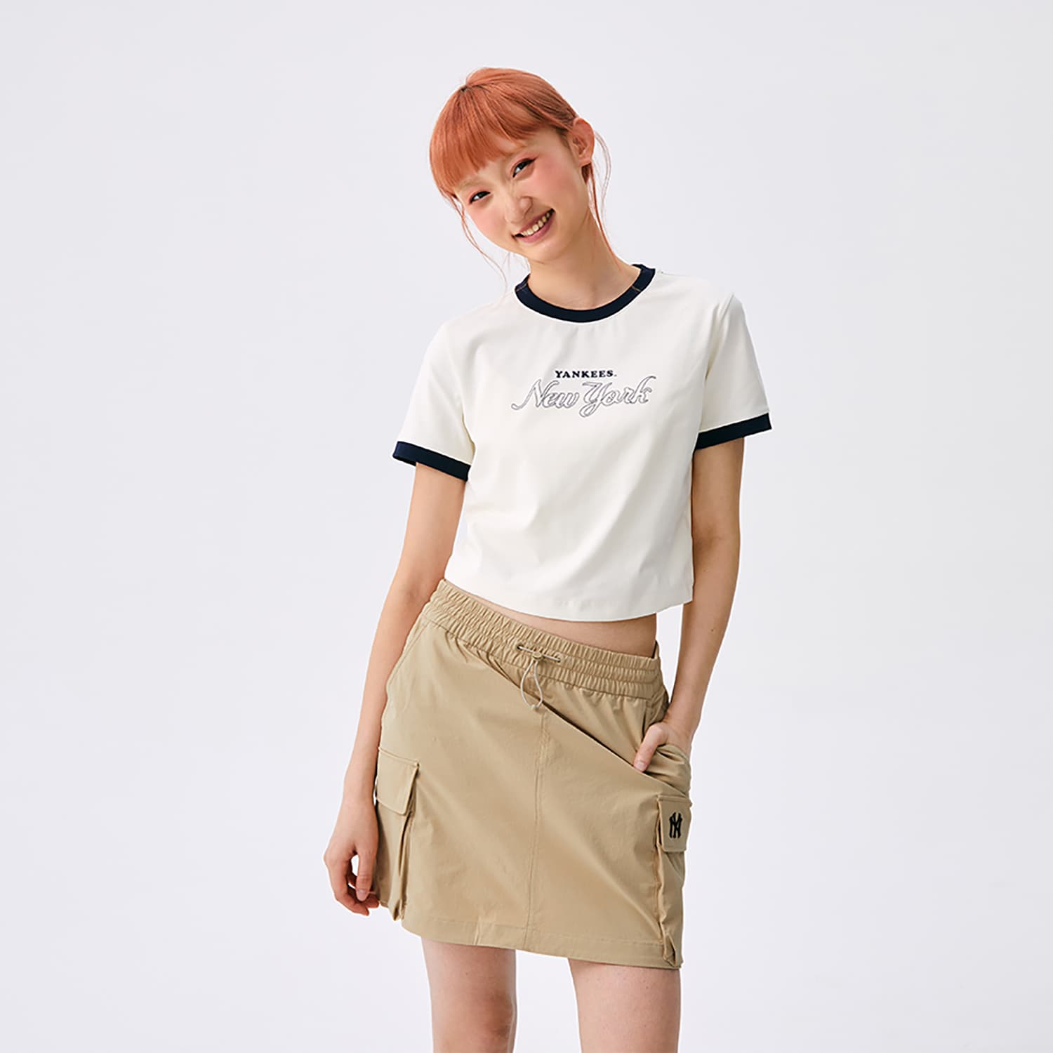 Футболка MLB Preppy Style Collection New York Yankees SS25 Стандартная рукавная футболка женская кремовая - изображение 3
