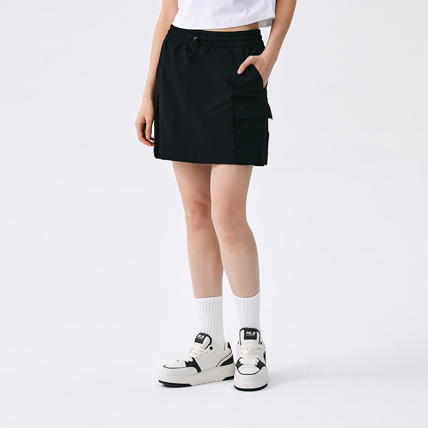 MLB New York Yankees Basic Collection SS25 Карго-шорты женские черные - изображение 4