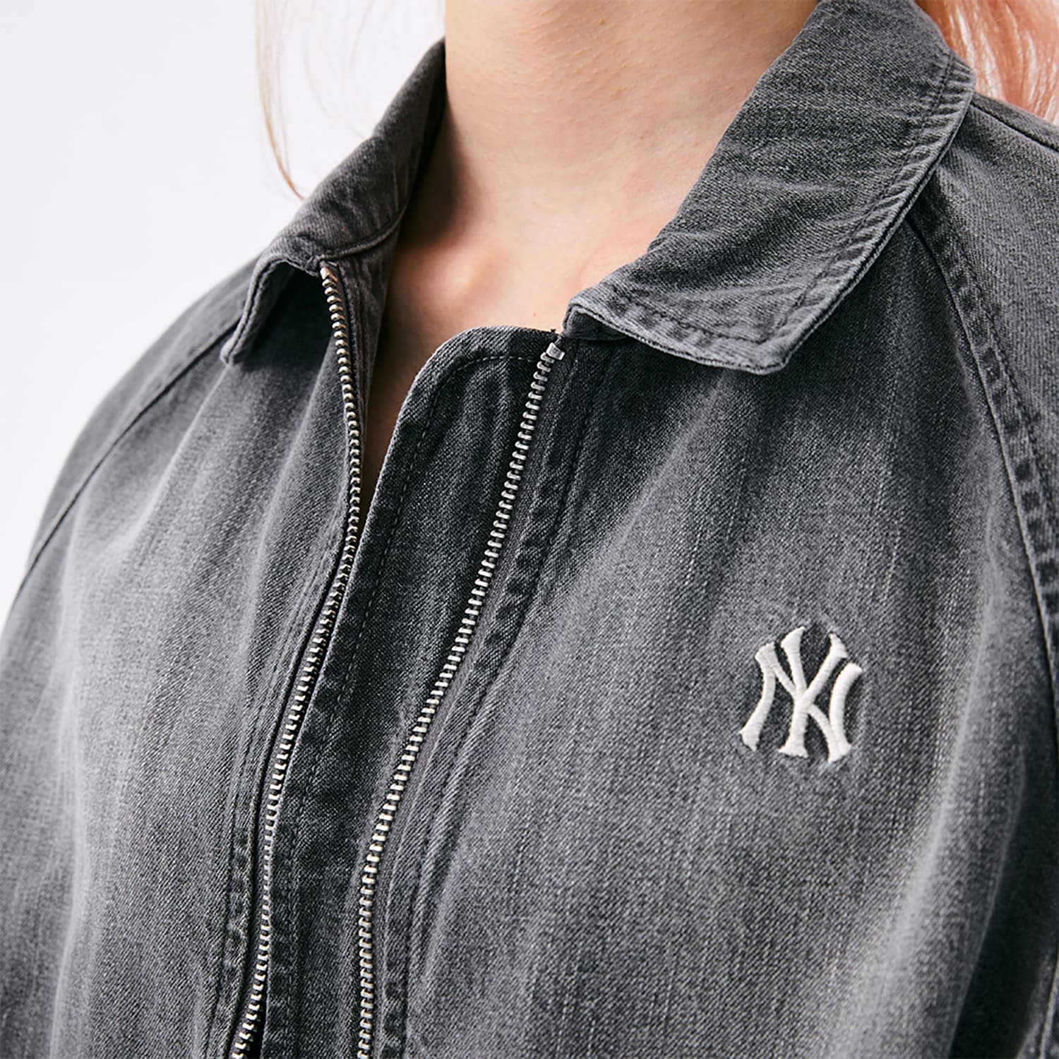 Куртка MLB Preppy Style Collection New York Yankees SS25 Куртки и Пальто Женские Серые - изображение 3
