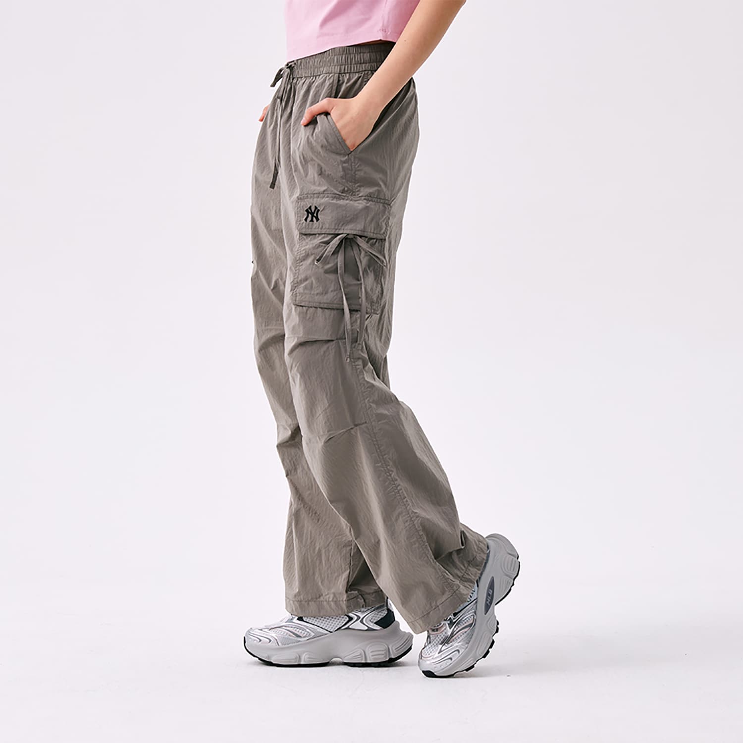 MLB New York Yankees Basic Collection SS25 Карго Брюки Женские Серые - изображение 4