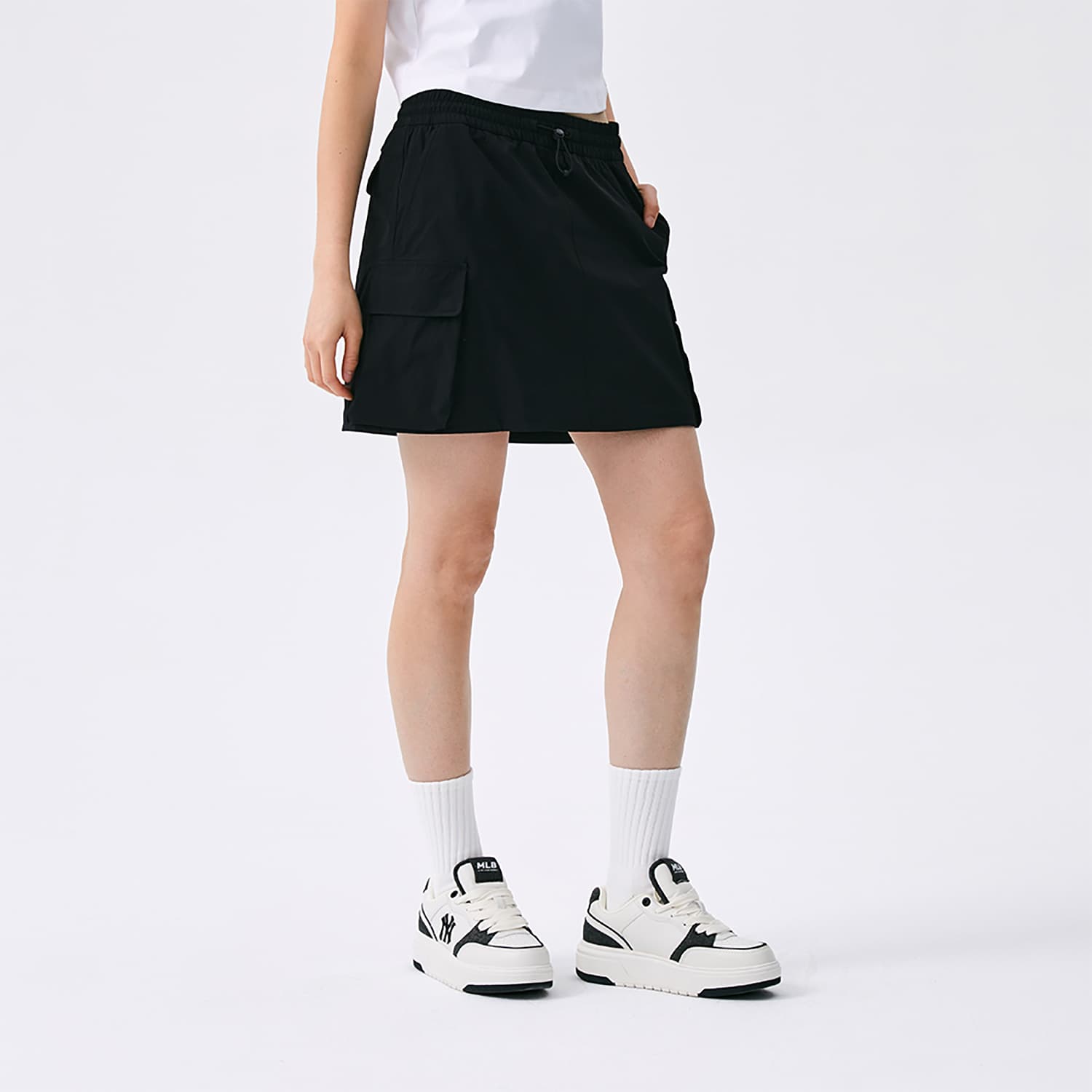 MLB New York Yankees Basic Collection SS25 Карго-шорты женские черные - изображение 3