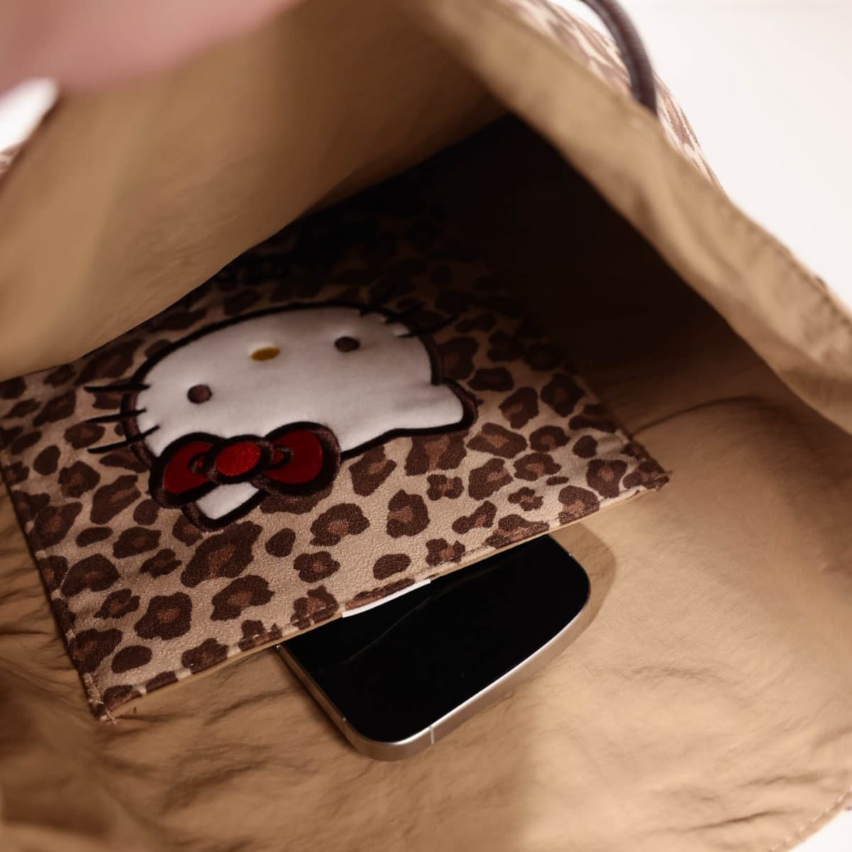 Мини-сумка Санрио Hello Kitty Полиэстеровая Сумка через плечо Стандартная Женская Кофейного цвета - изображение 2