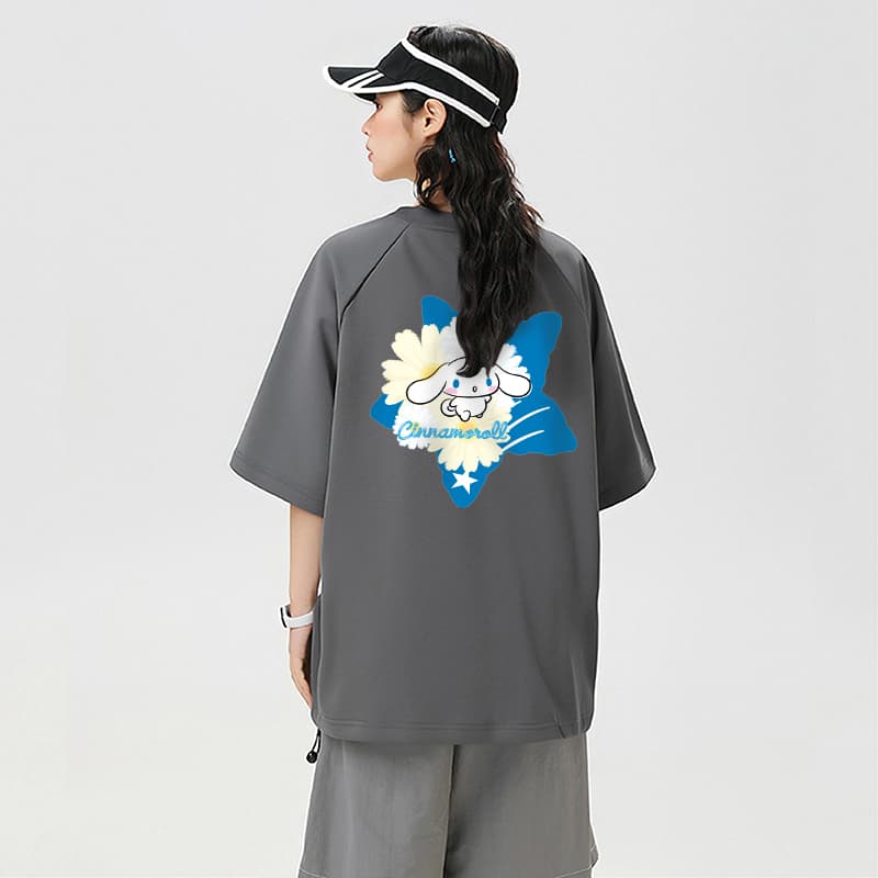 Футболка Sanrio x CINNAMOROLL Совместная коллекция Логотип Охлаждающий Sorona Быстросохнущий Экстра свободный Принт с буквами Пятиконечная звезда Модный Универсальный Повседневный Короткий рукав Унисекс - изображение 4