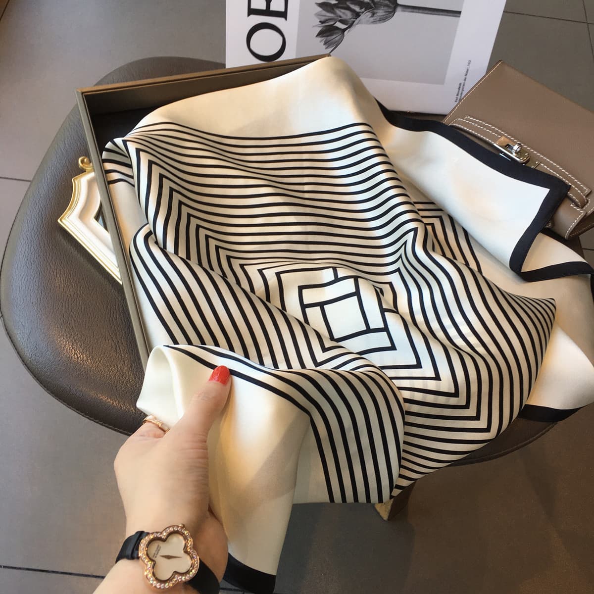 Платок PIERRE CARDIN Шарф из шелка тутового дерева подарочный набор в коробке с напечатанным фото женский - изображение 5