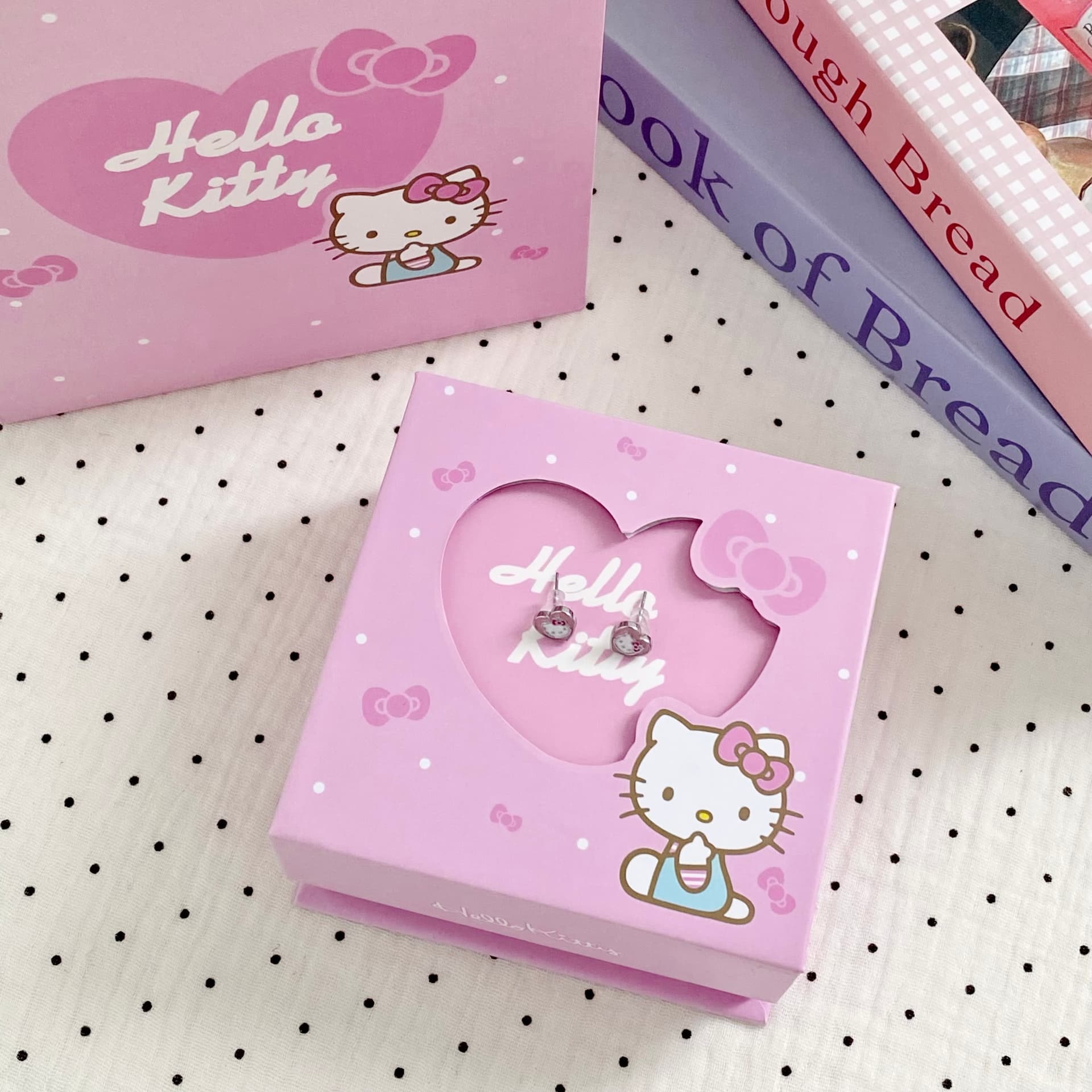 Серьги Серьги-гвоздики из серебра S925 пробы с серебряной иглой от Sanrio x Hello Kitty для женщин - изображение 2