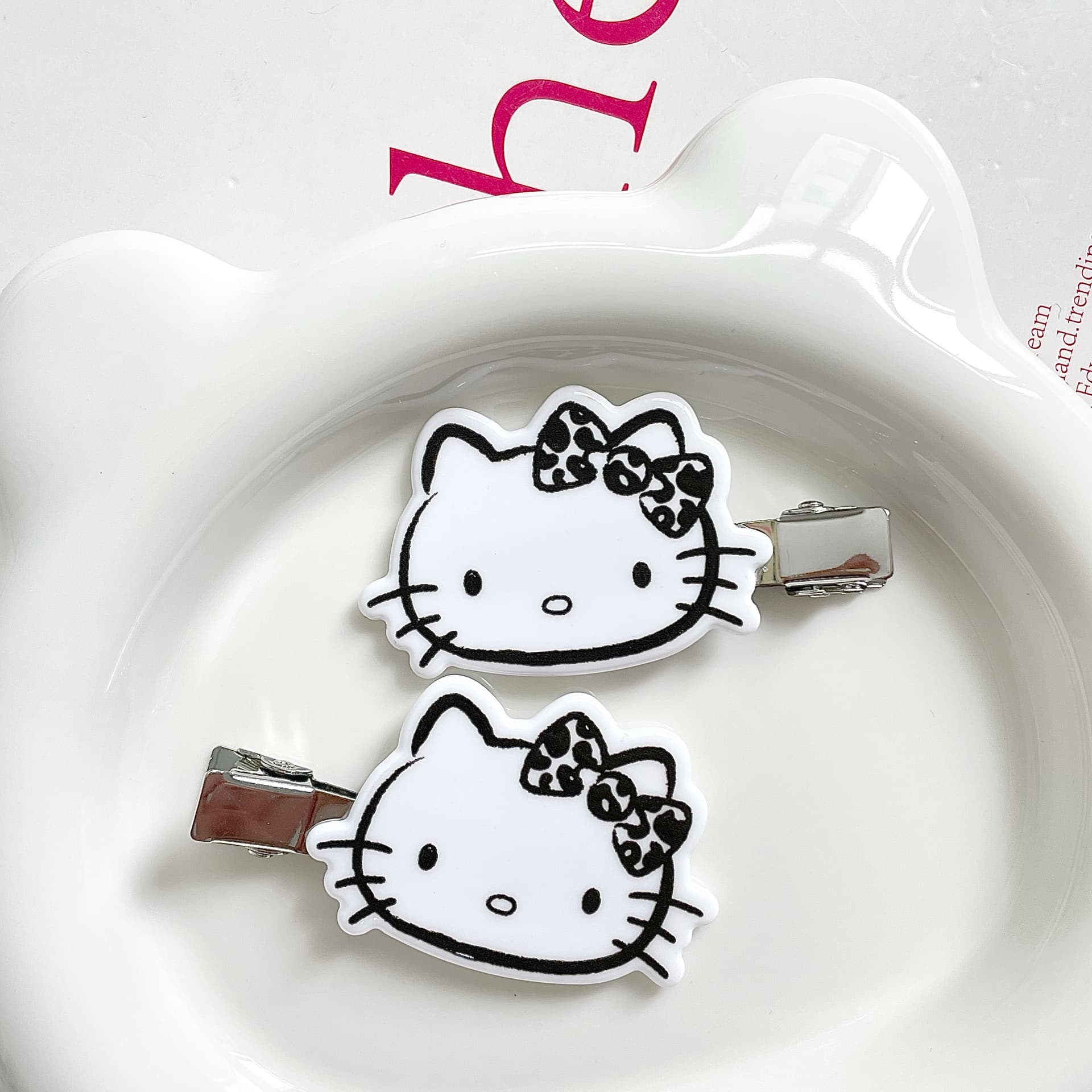 Заколка Sanrio Хелло Китти Милый и симпатичный акриловая заколка для волос с леопардовым бантом - изображение 2