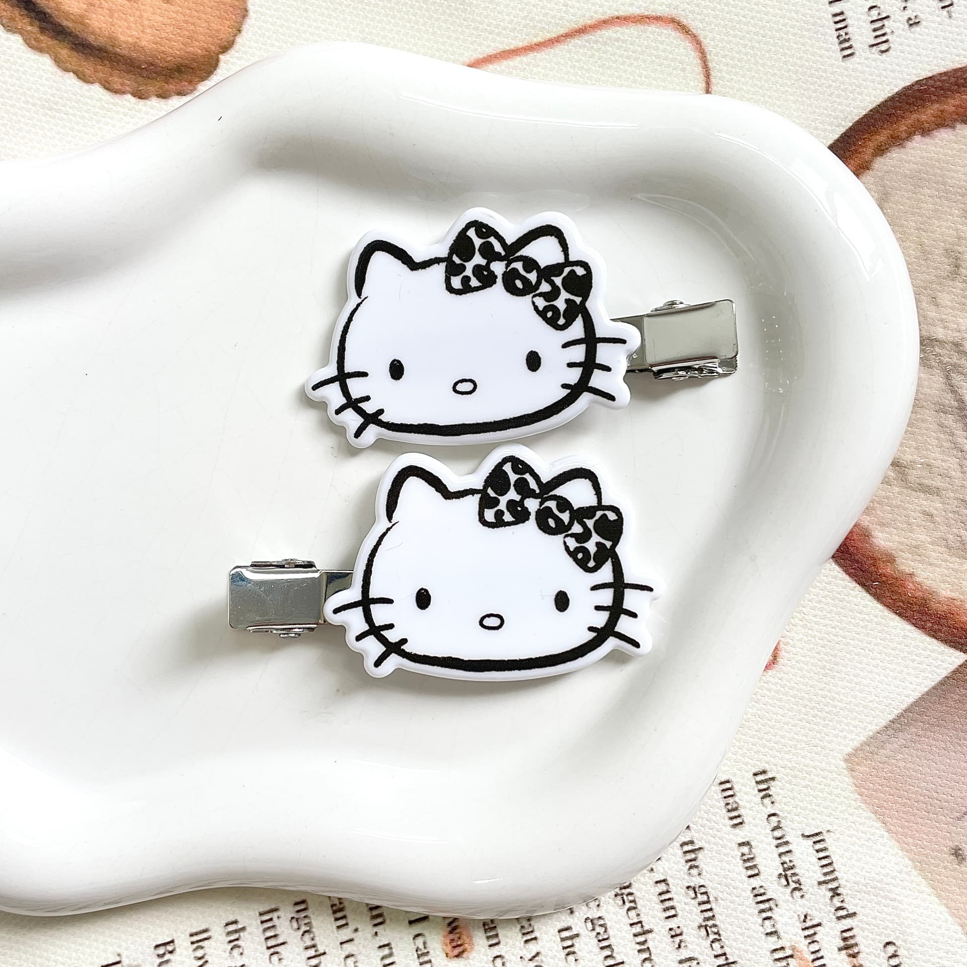 Заколка Sanrio Хелло Китти Милый и симпатичный акриловая заколка для волос с леопардовым бантом - изображение 4