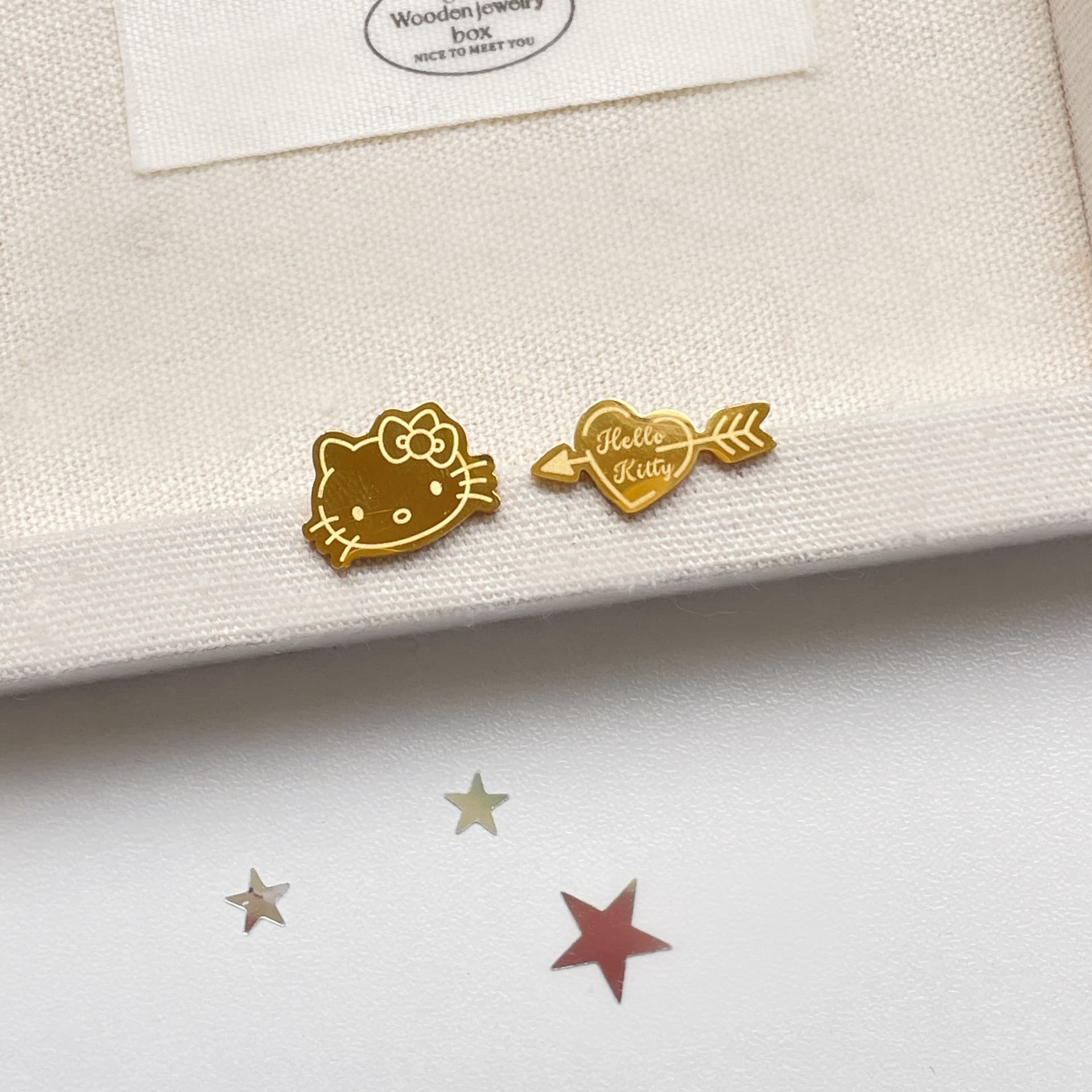 Серьги Серьги-гвоздики с золотым покрытием от Sanrio для женщин - изображение 5