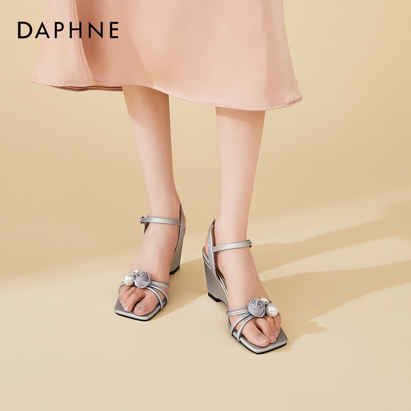 Шлёпанцы DAPHNE Клиноватые Сандалии с Каблуком Женские - изображение 4