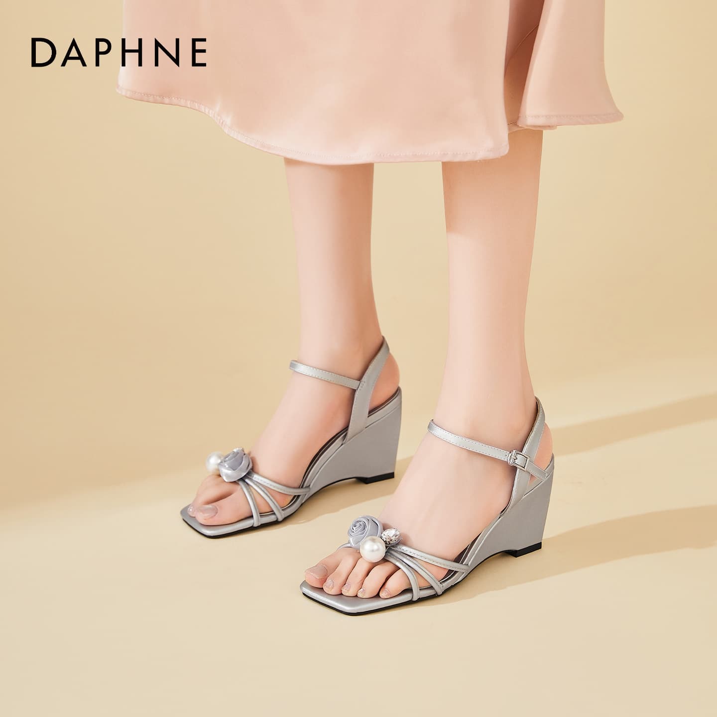 Шлёпанцы DAPHNE Клиноватые Сандалии с Каблуком Женские - изображение 5