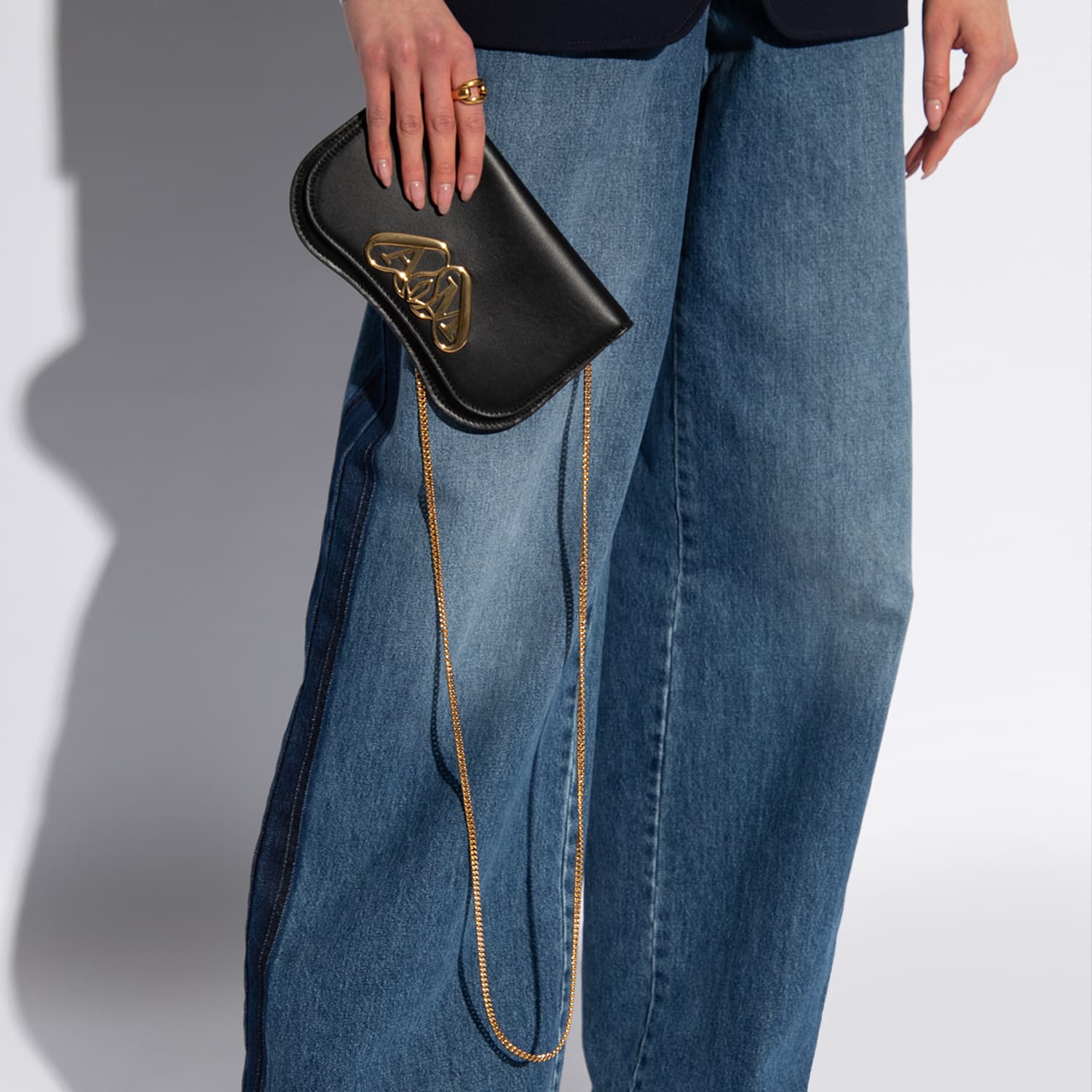 Мини-сумка Alexander McQueen AMQ Seal - изображение 5