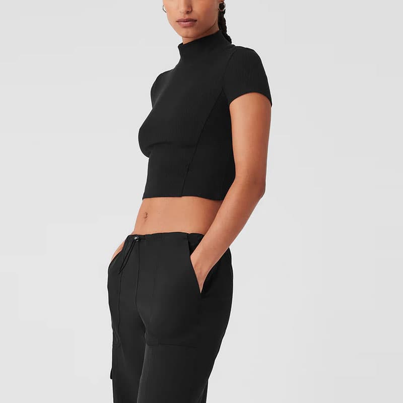 Футболка alo yoga WELLNESS RIB MOCK NECK POLISHED SHORT SLEEVE T - изображение 3