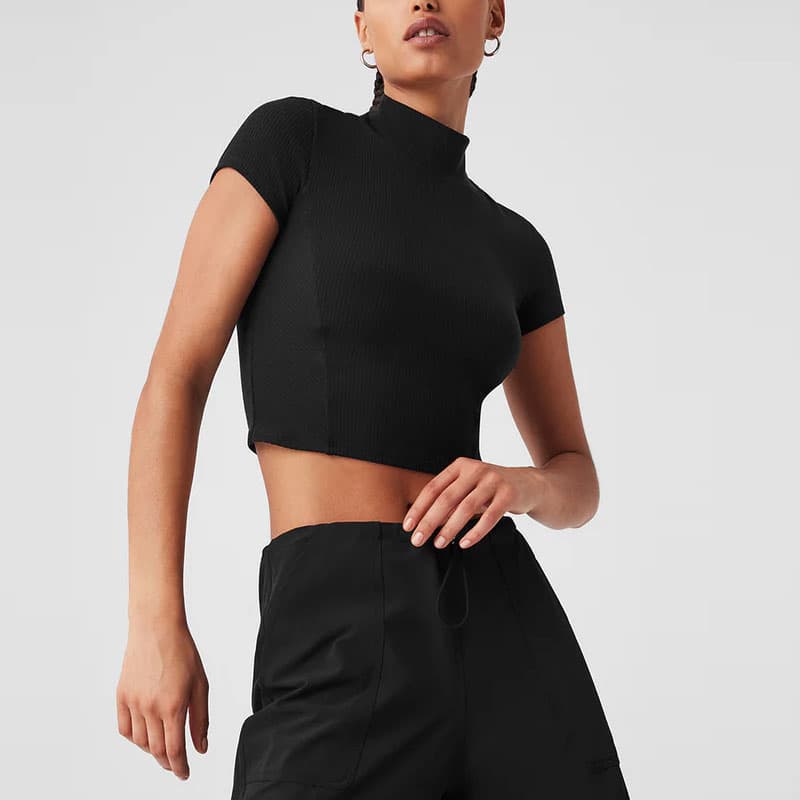 Футболка alo yoga WELLNESS RIB MOCK NECK POLISHED SHORT SLEEVE T - изображение 4