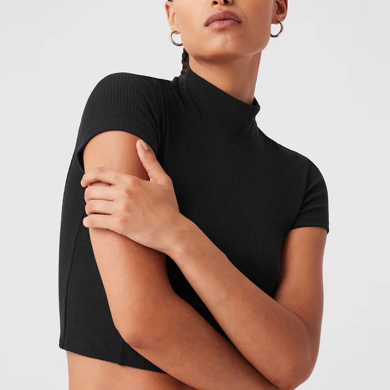 Футболка alo yoga WELLNESS RIB MOCK NECK POLISHED SHORT SLEEVE T - изображение 5