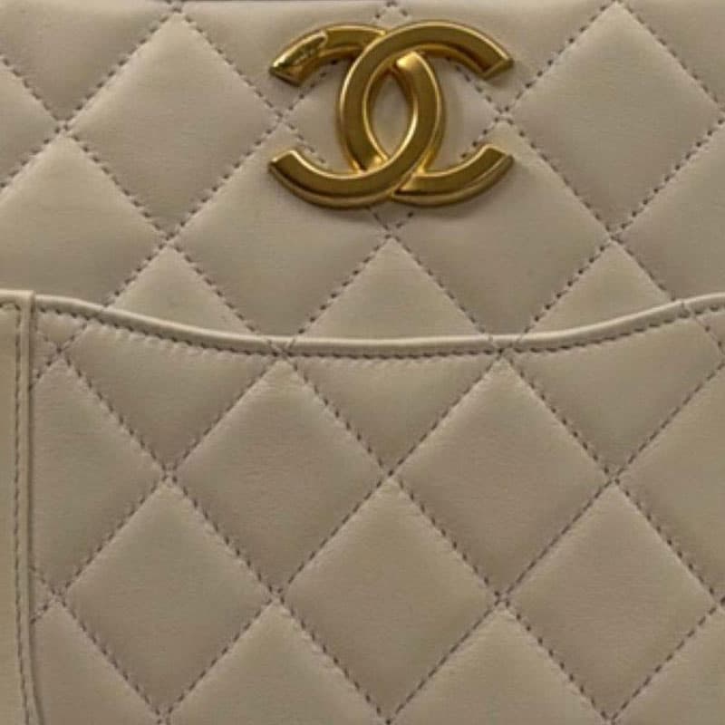 Сумка через плечо CHANEL 24S Logo Hobo - изображение 5